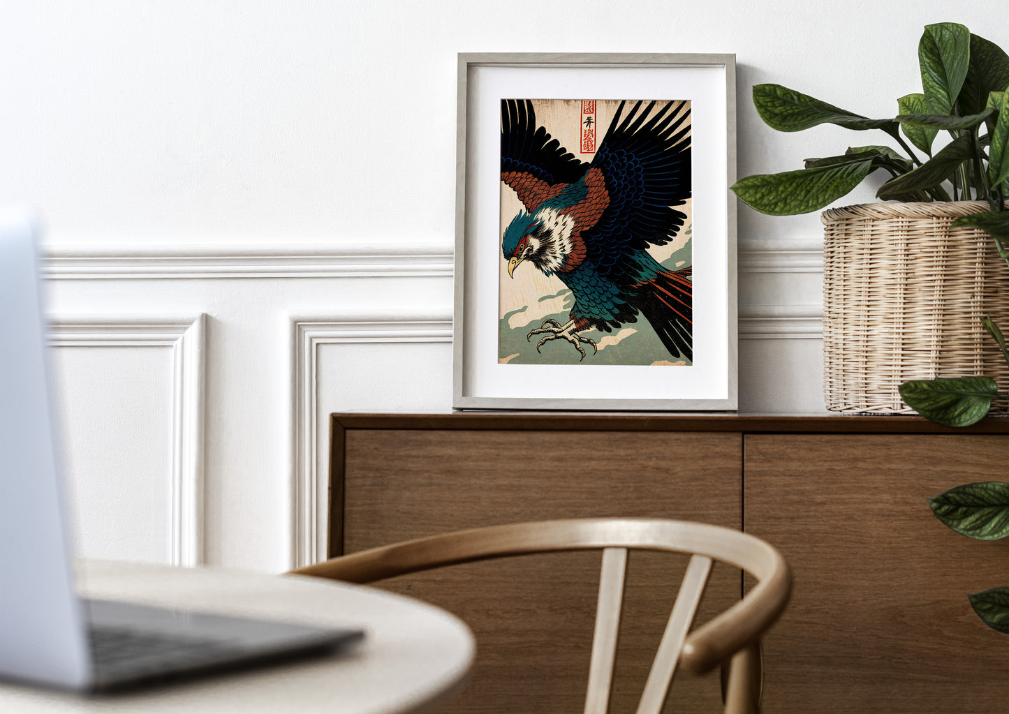 Poster aigle ukiyo-e, cadre clair et passe-partout sur une commode en bois, plante en panier
