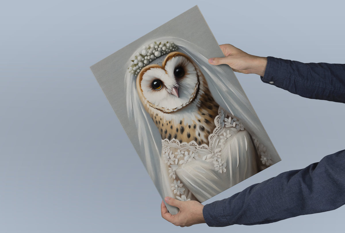 Poster chouette mariée tenu à deux mains devant un fond bleu-gris