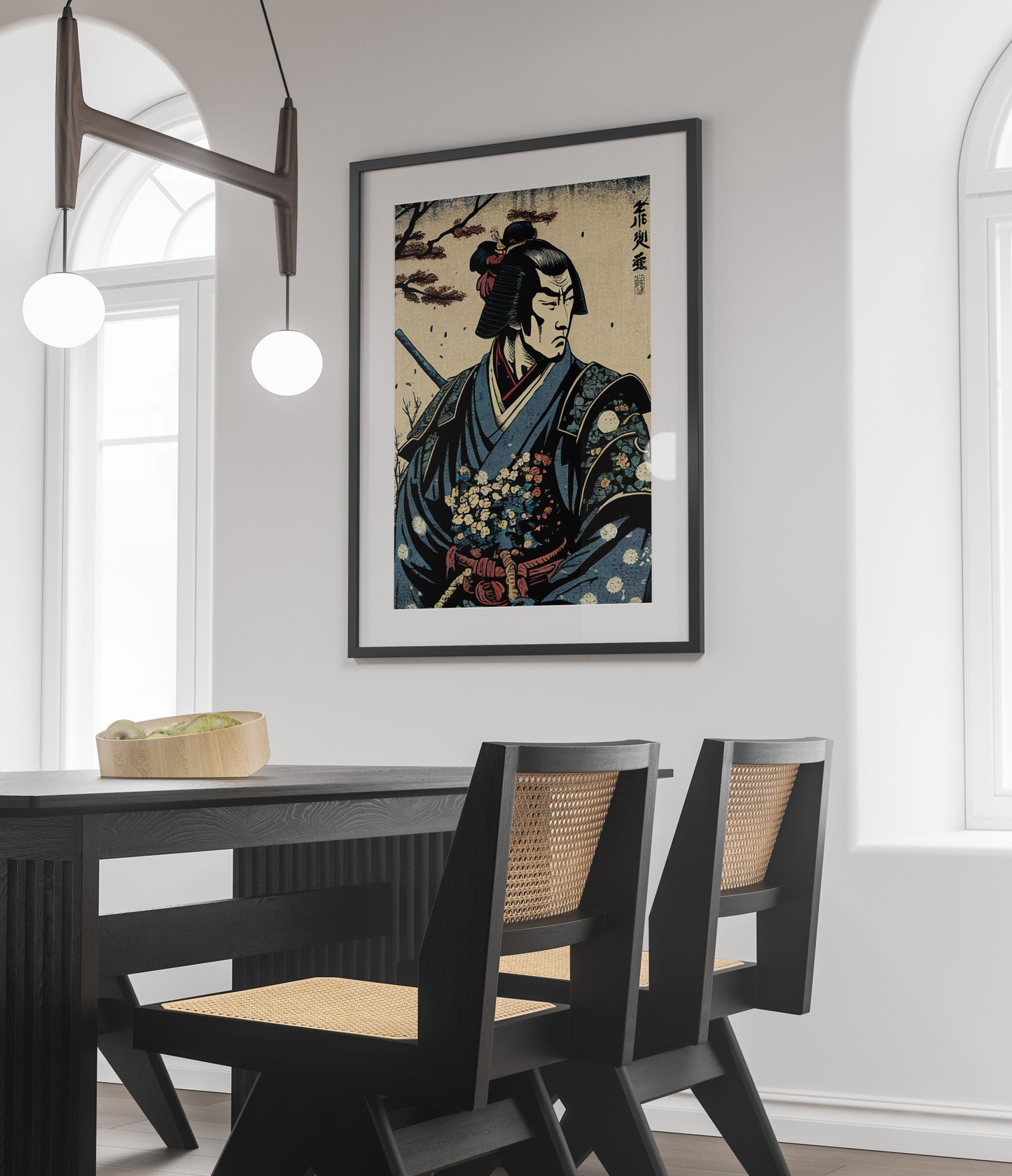 Affiche samouraï ukiyo-e, cadre noir et passe-partout au-dessus d'une table noire et de chaises cannées