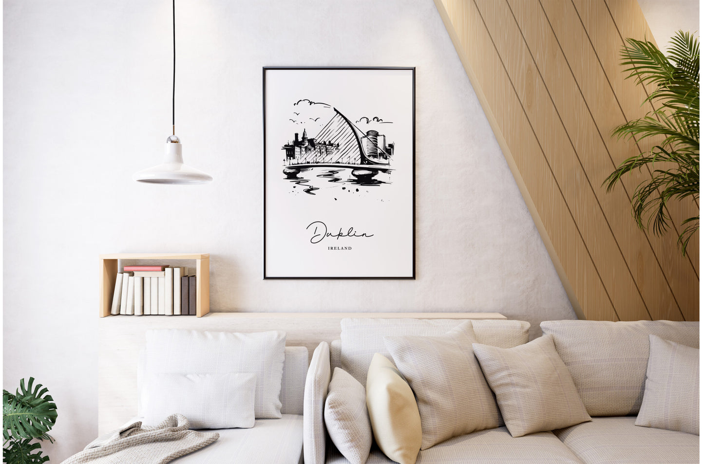 Poster Dublin noir et blanc en cadre noir au-dessus d'un canapé blanc, salon clair avec suspension