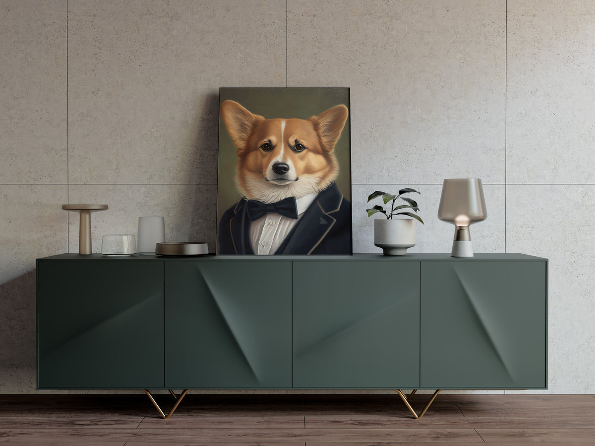 Poster corgi en smoking posé sur un buffet vert sapin, mur beige texturé