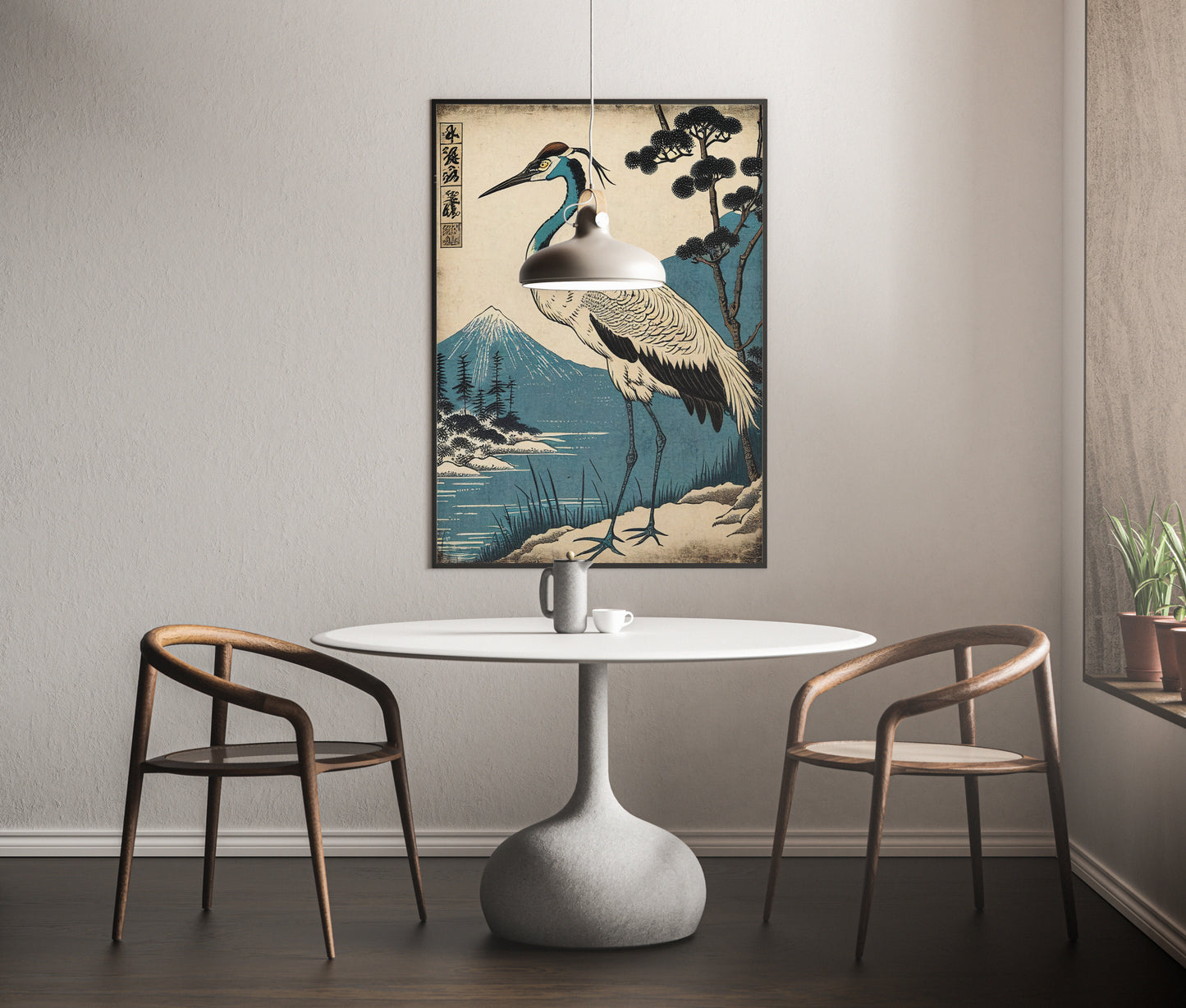 Poster grue du Japon accroché au-dessus d'une table ronde blanche et de deux chaises en bois