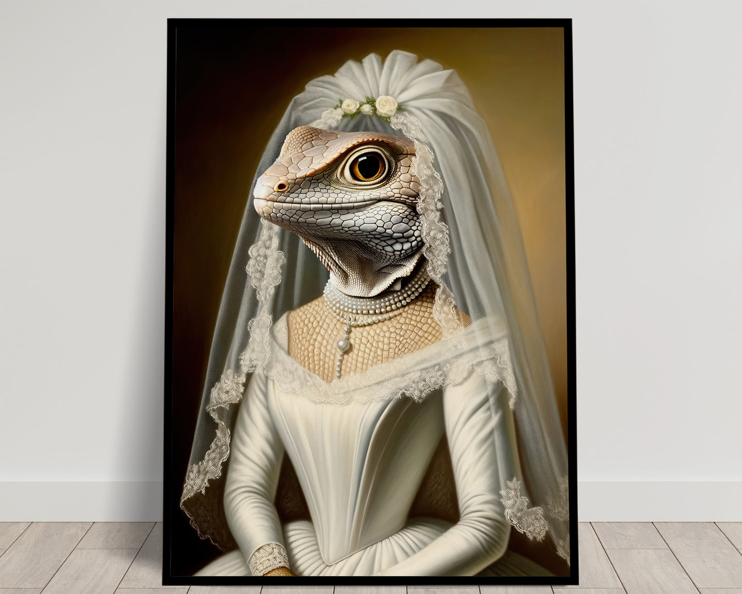 Portrait d'un lézard en robe de mariée ivoire, collier de perles, petites fleurs et long voile, fond doré, cadre noir