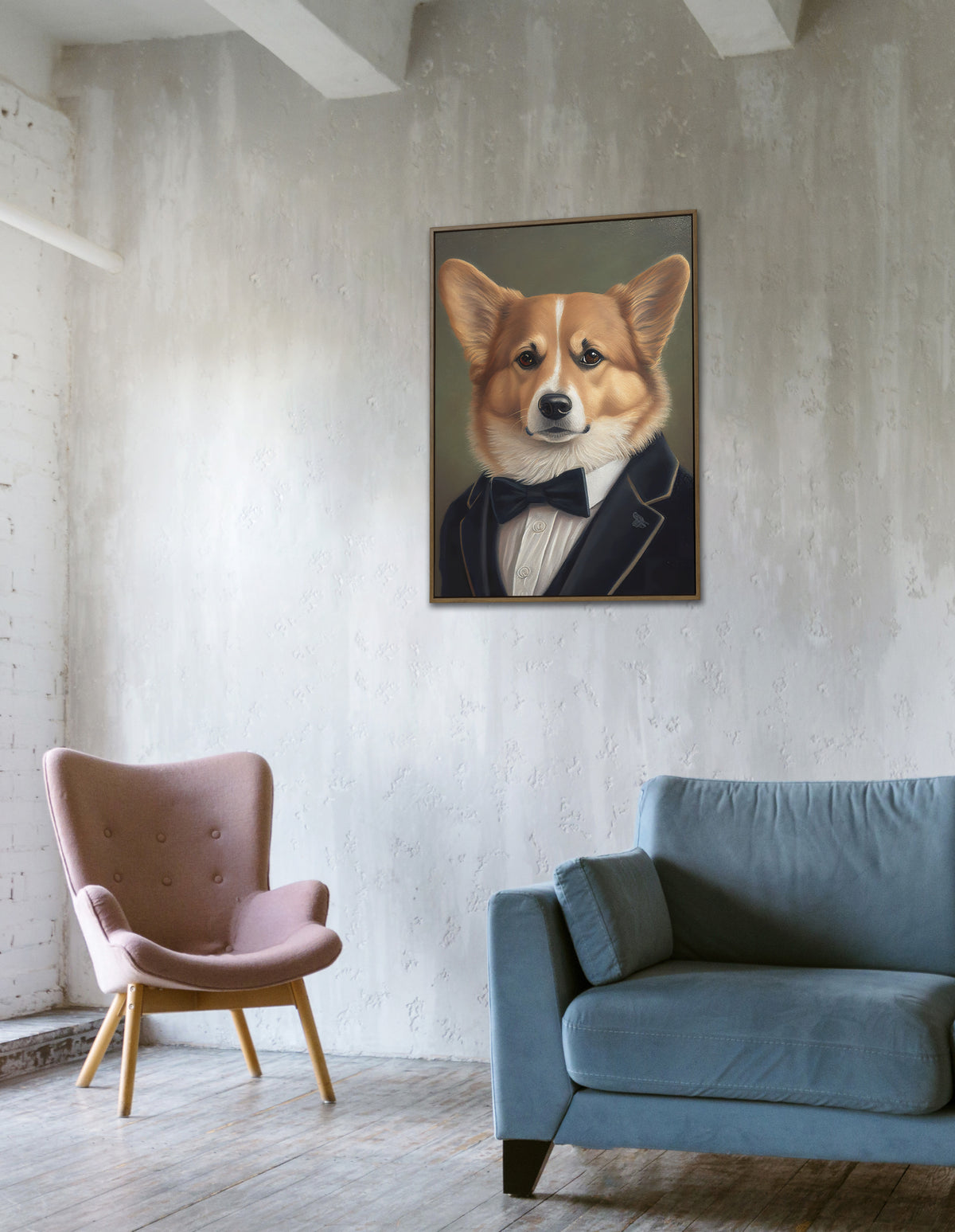 Poster corgi en smoking accroché sur un mur en béton, fauteuil rose et canapé bleu