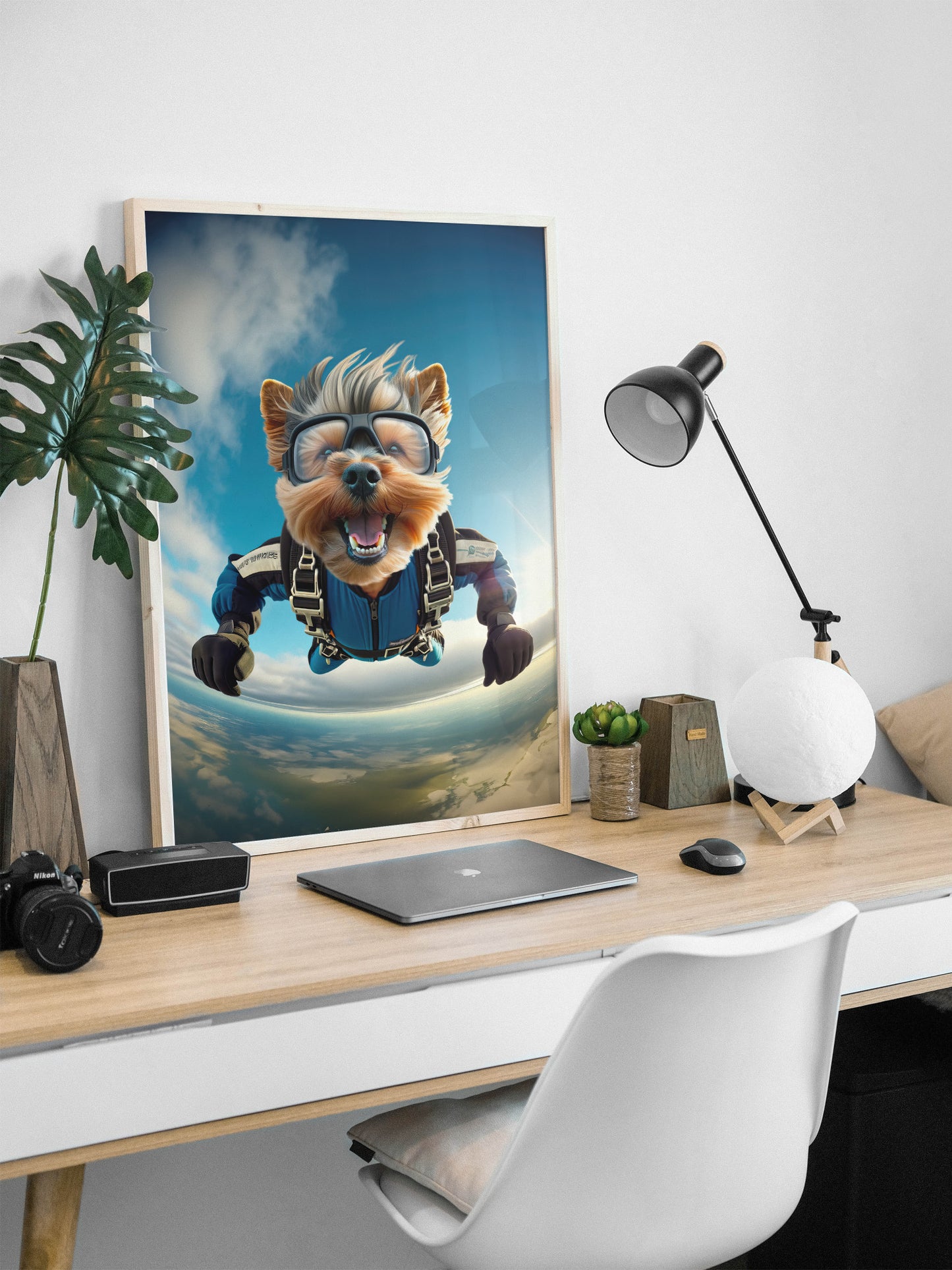 Poster Yorkshire en chute libre en cadre bois clair posé sur un bureau, lampe noire et ordinateur portable