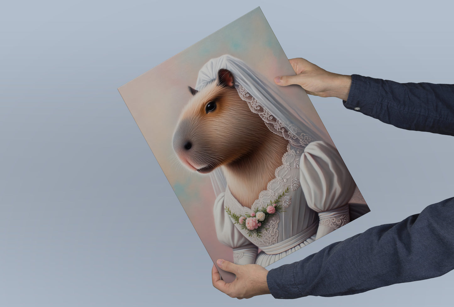 Poster capybara mariée tenu à deux mains sur fond bleu gris