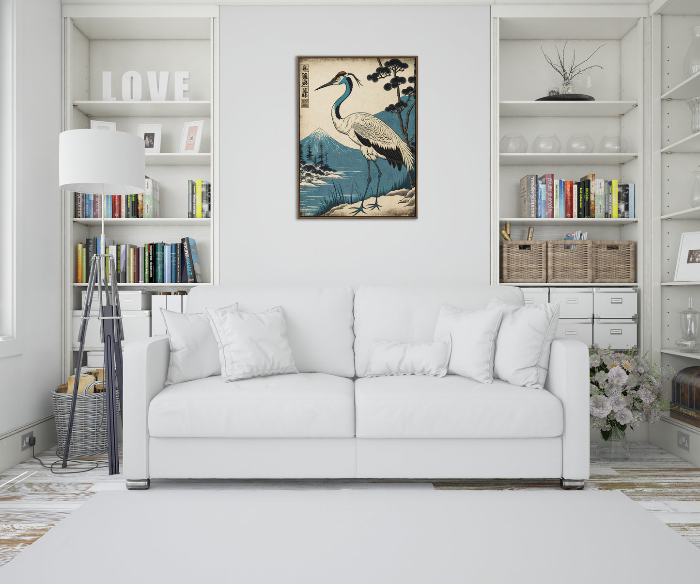 Poster grue du Japon au-dessus d'un canapé blanc entre deux bibliothèques, salon lumineux