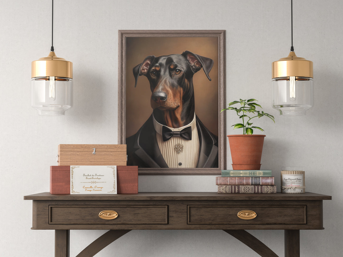 Poster doberman en smoking, cadre bois foncé au-dessus d'une console en bois entre deux suspensions