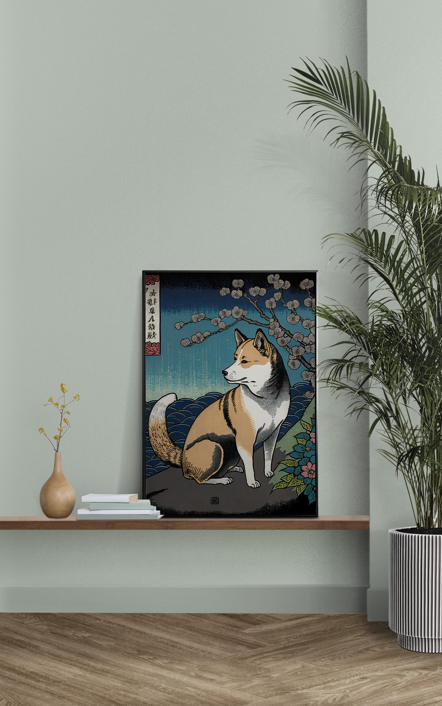 Affiche shiba inu ukiyo-e posée sur une étagère murale, mur vert sauge et palmier en pot