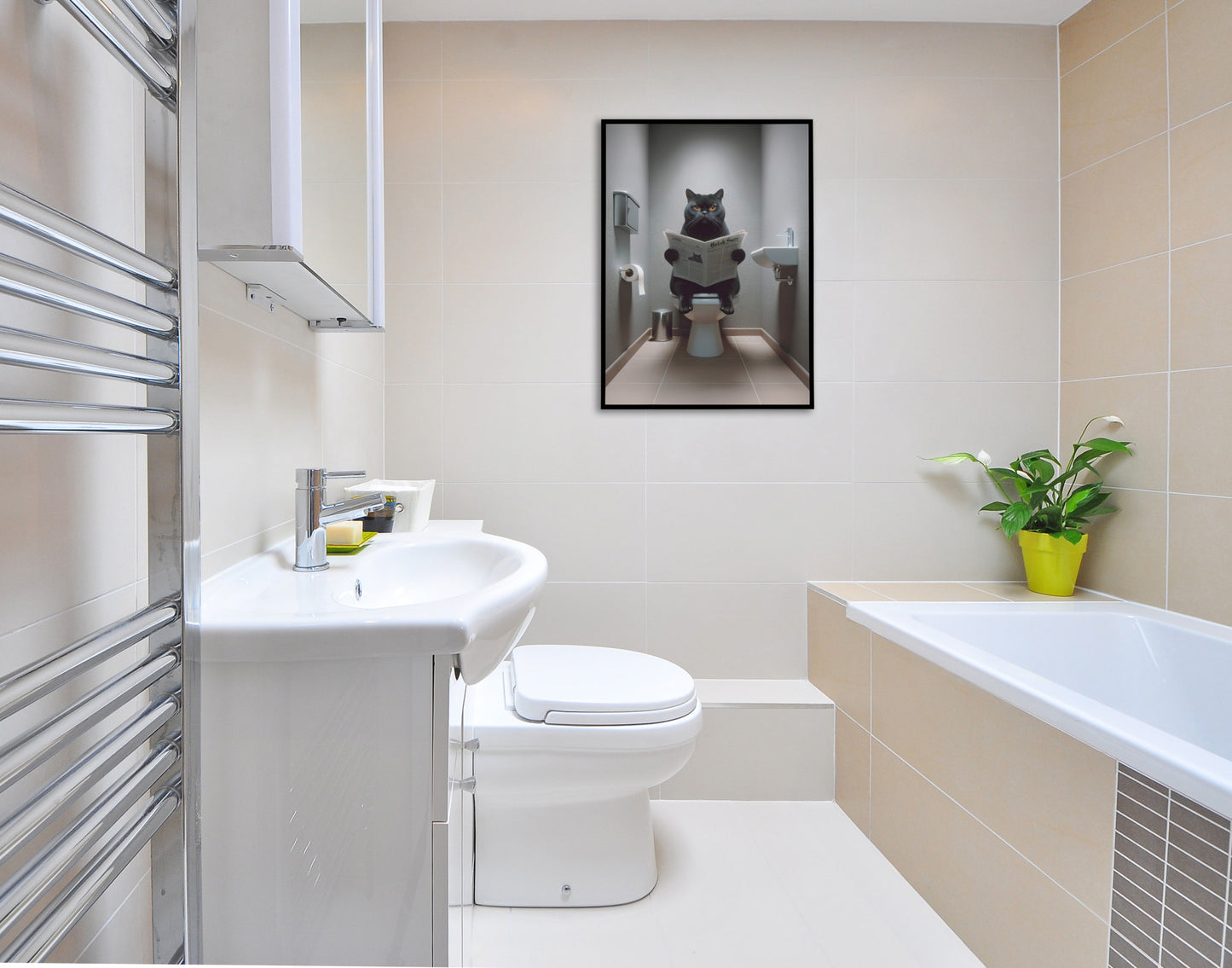 Affiche chat British Shorthair noir en cadre noir au-dessus du lavabo, salle de bain avec baignoire