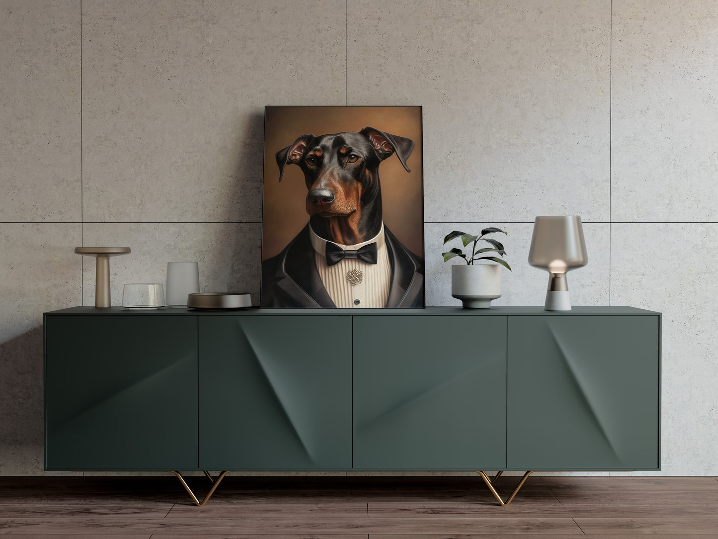 Poster doberman en smoking posé sur un buffet vert sapin, mur beige texturé