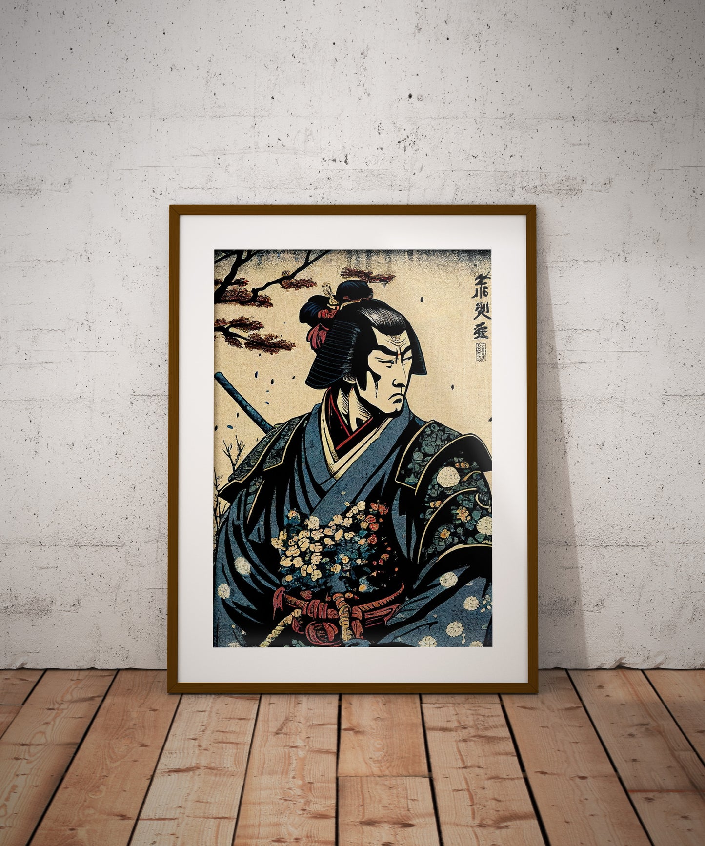 Affiche samouraï, cadre bois foncé et passe-partout, posée au sol contre un mur de briques