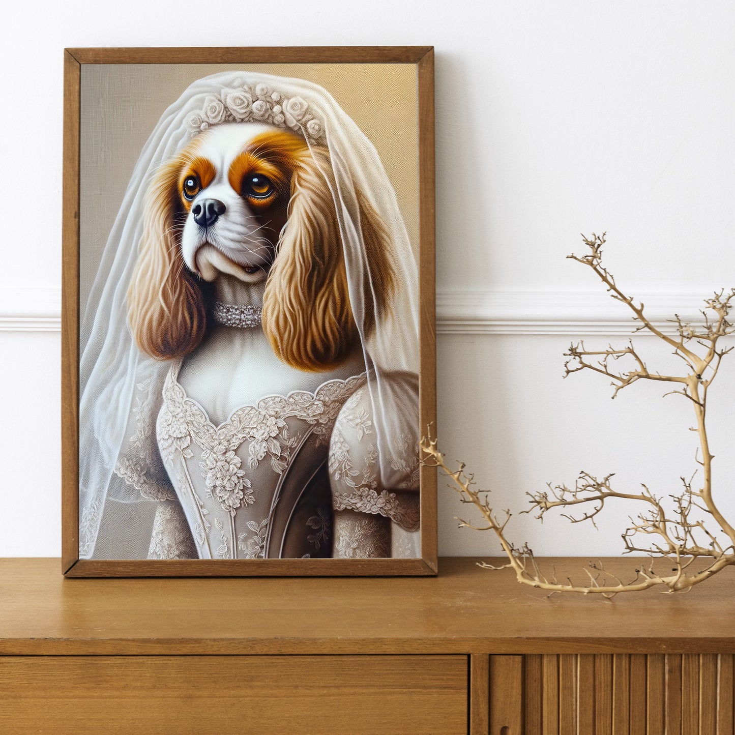 Cadre bois foncé avec le poster Cavalier King Charles en mariée sur une commode, branche sèche
