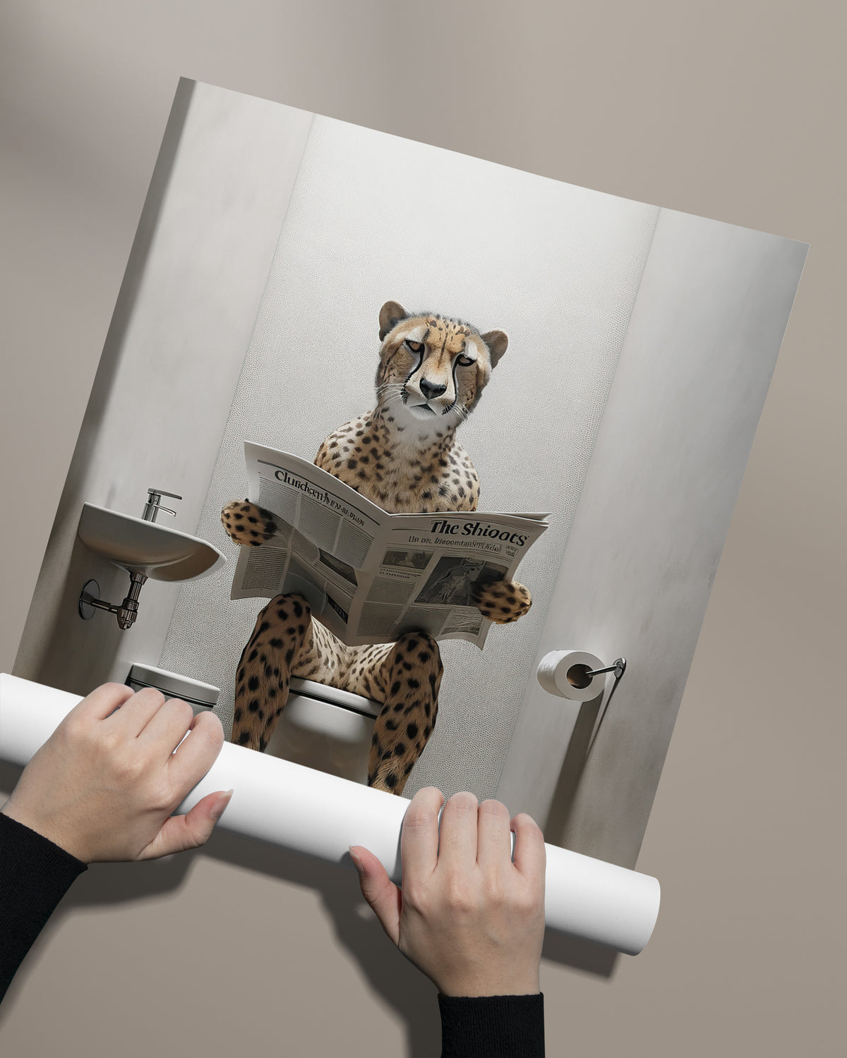 Poster guépard lisant le journal aux WC déroulé à la main sur fond taupe