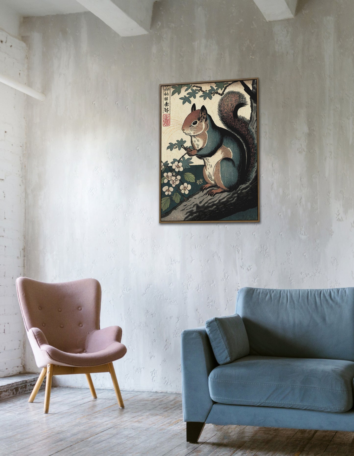 Poster écureuil ukiyo-e accroché sur un mur en béton, fauteuil rose et canapé bleu