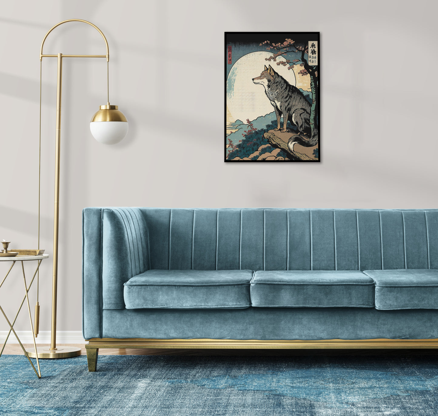 Poster loup style japonais, cadre noir, au-dessus d'un canapé en velours bleu et lampadaire doré