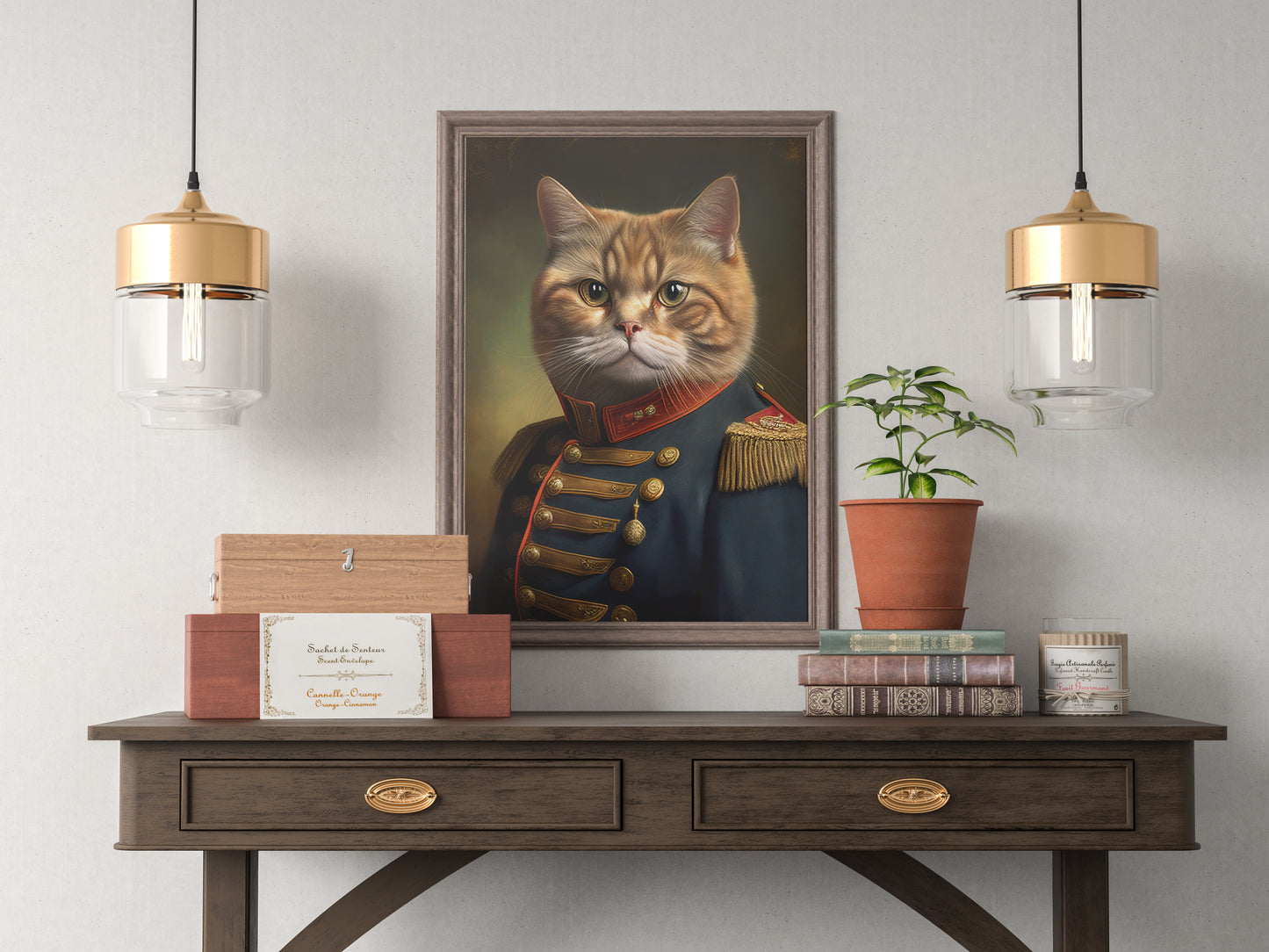 Poster chat roux en uniforme militaire, cadre bois foncé, au-dessus d'une console entre deux suspensions