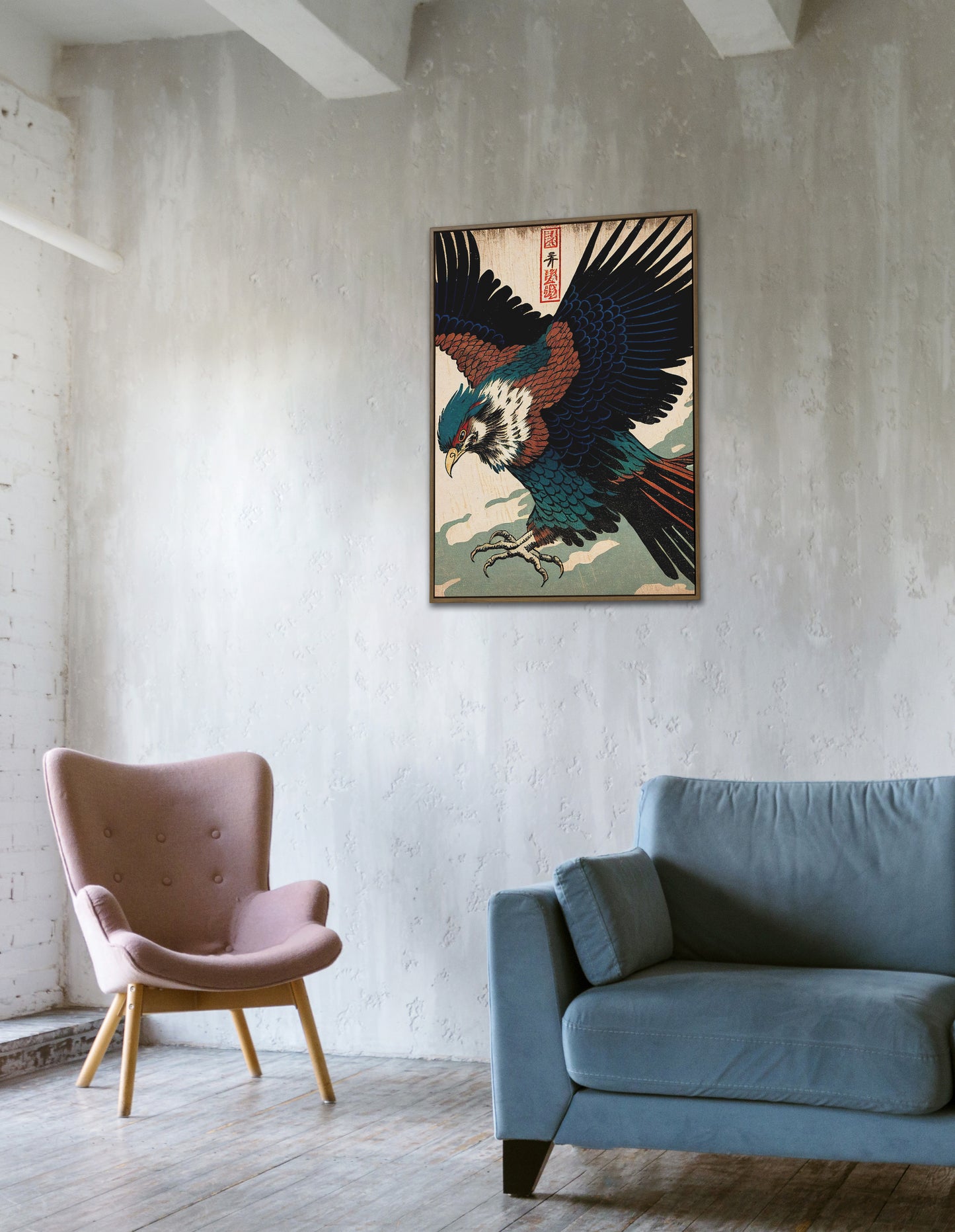 Poster aigle japonais accroché sur un mur en béton, fauteuil rose et canapé bleu