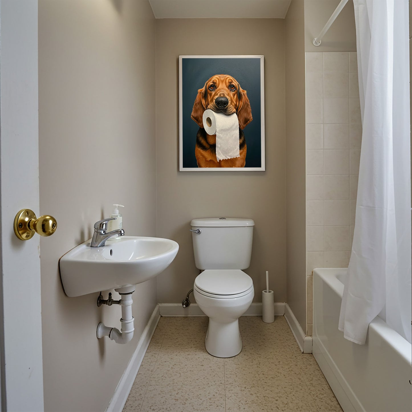 Poster humour WC chien de Saint-Hubert encadré au-dessus des toilettes, salle de bain beige et rideau de douche
