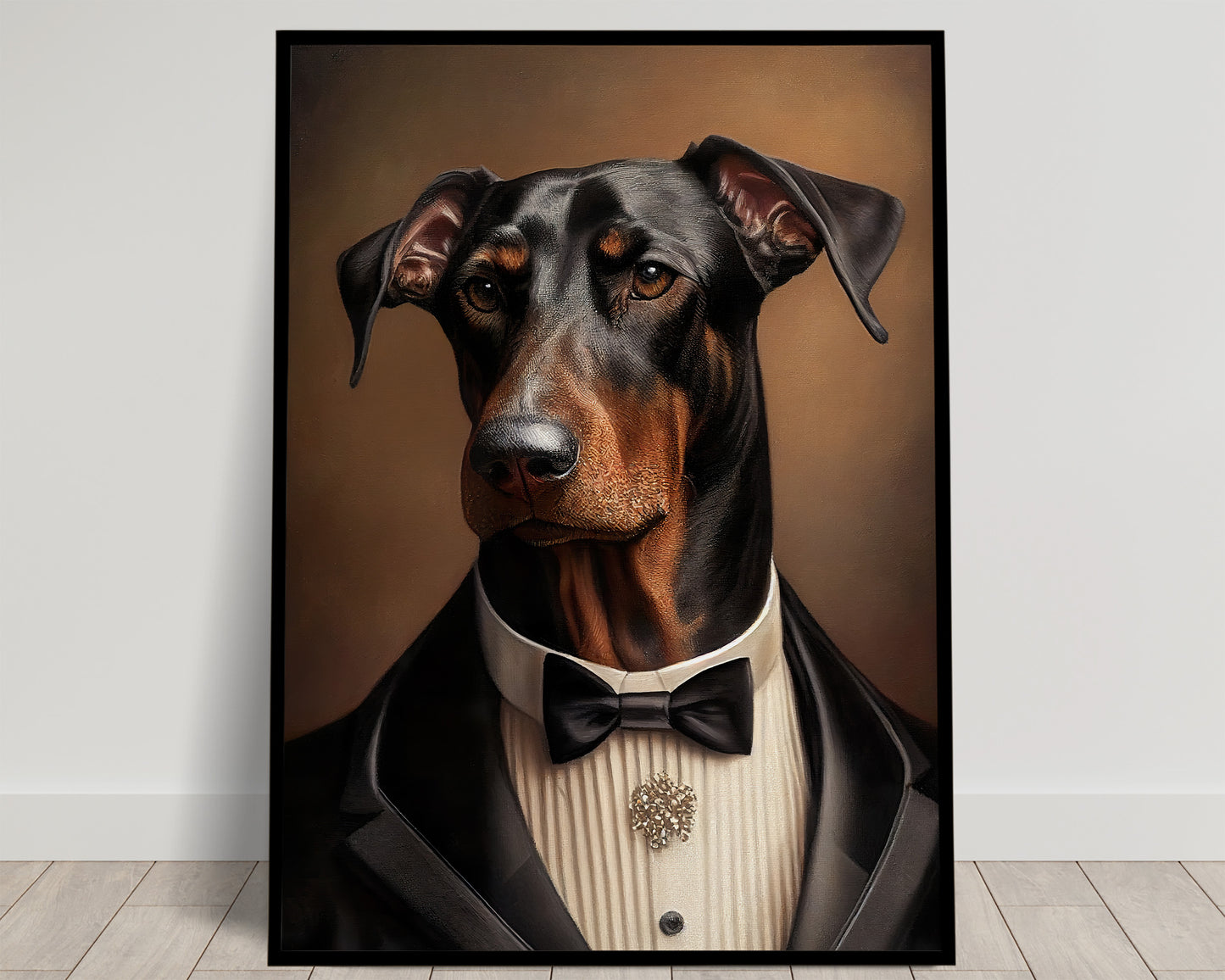 Portrait d'un doberman noir et feu en smoking, nœud papillon et chemise rayée, fond brun, poster Balthazart Studio