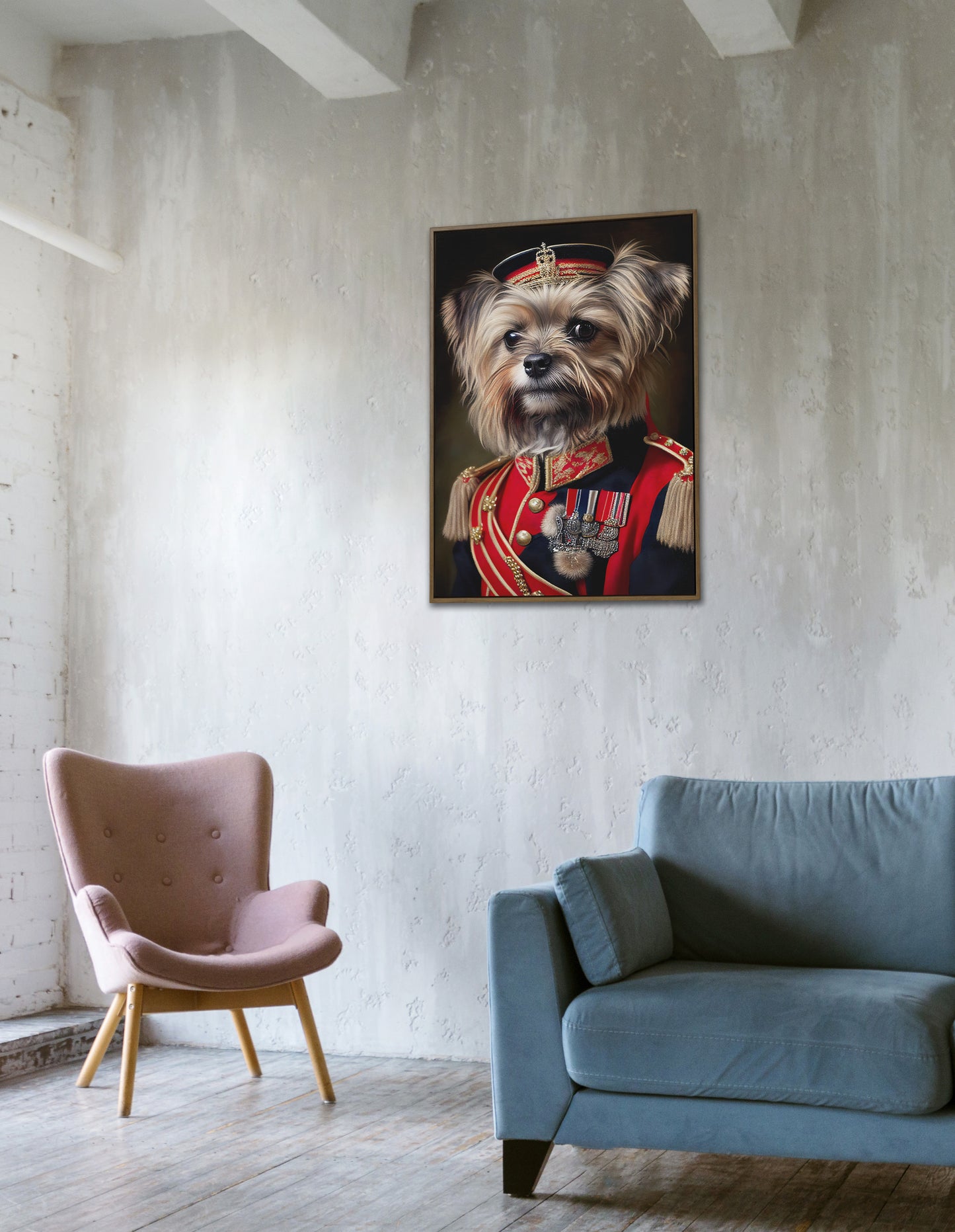 Affiche yorkshire en uniforme, cadre bois foncé, sur un mur blanc brut au-dessus d'un canapé bleu