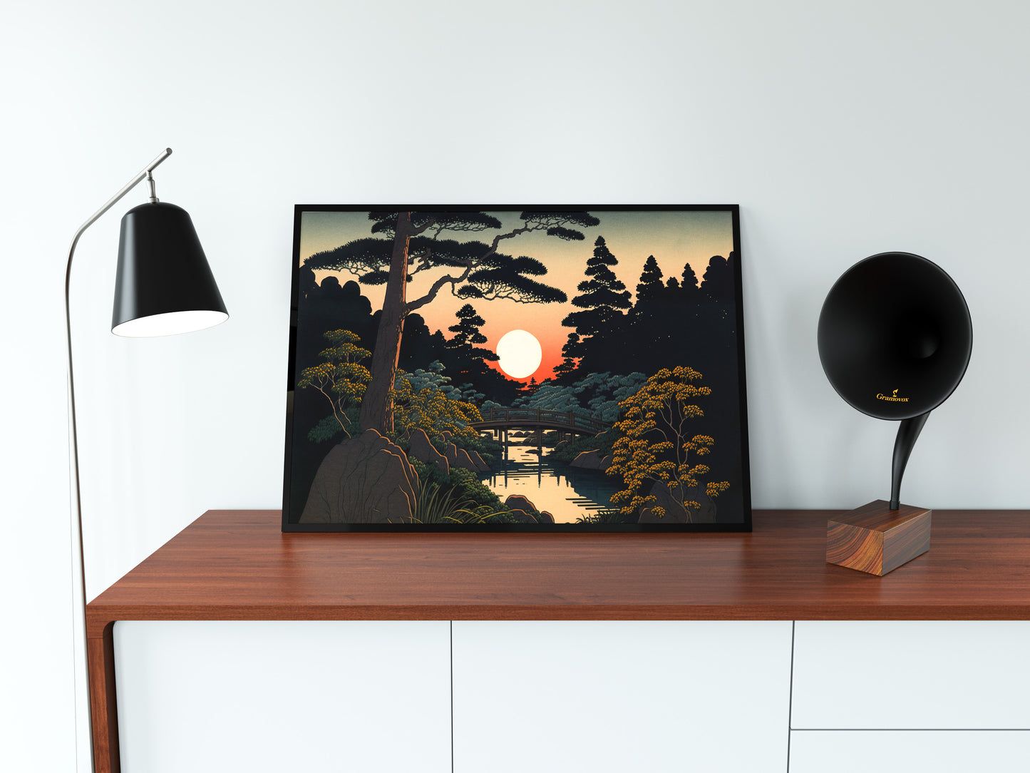 Poster jardin japonais en cadre noir sur un buffet en bois, lampe noire et gramophone