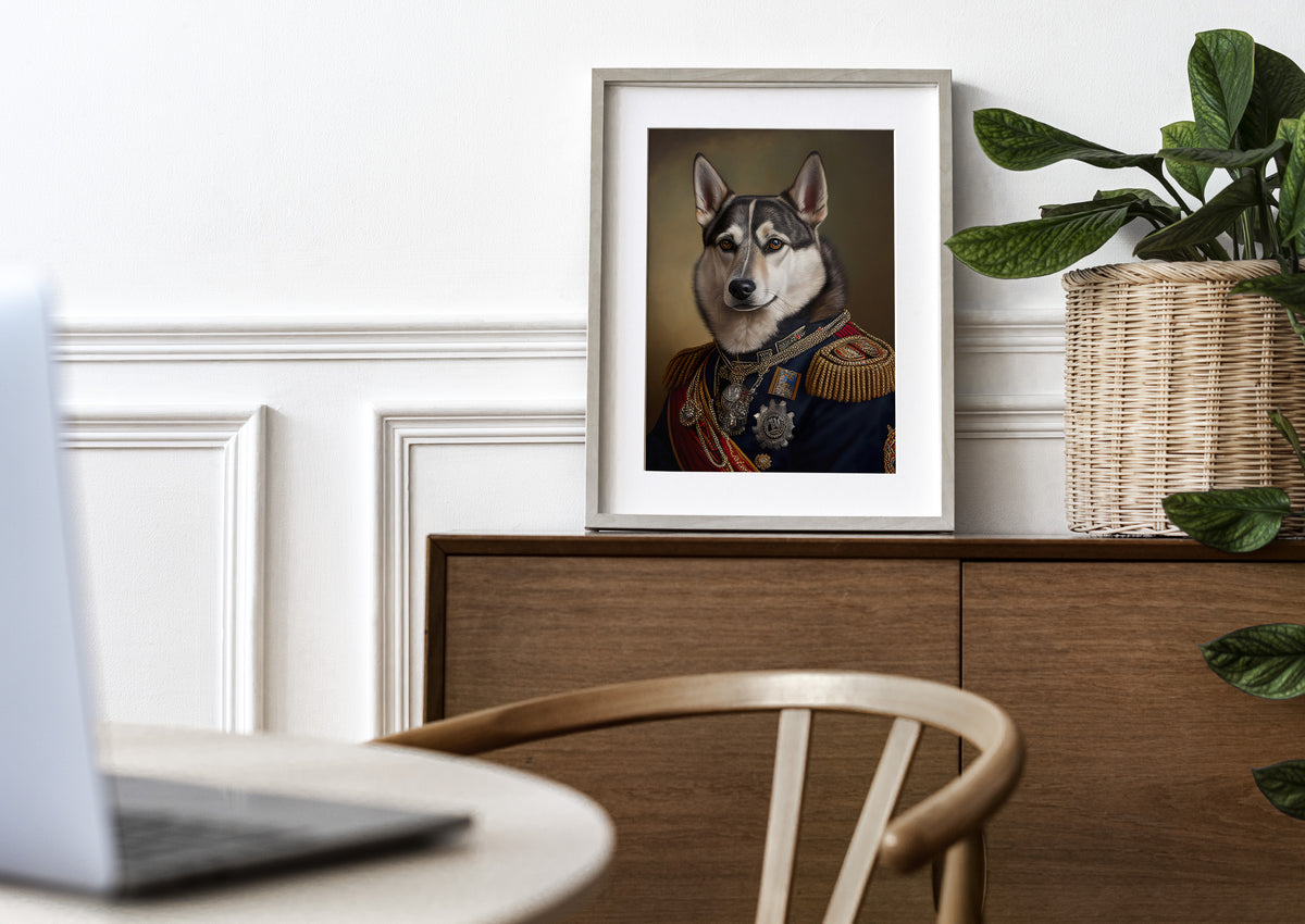 Poster husky en uniforme, cadre bois clair et passe-partout, posé sur un buffet en bois