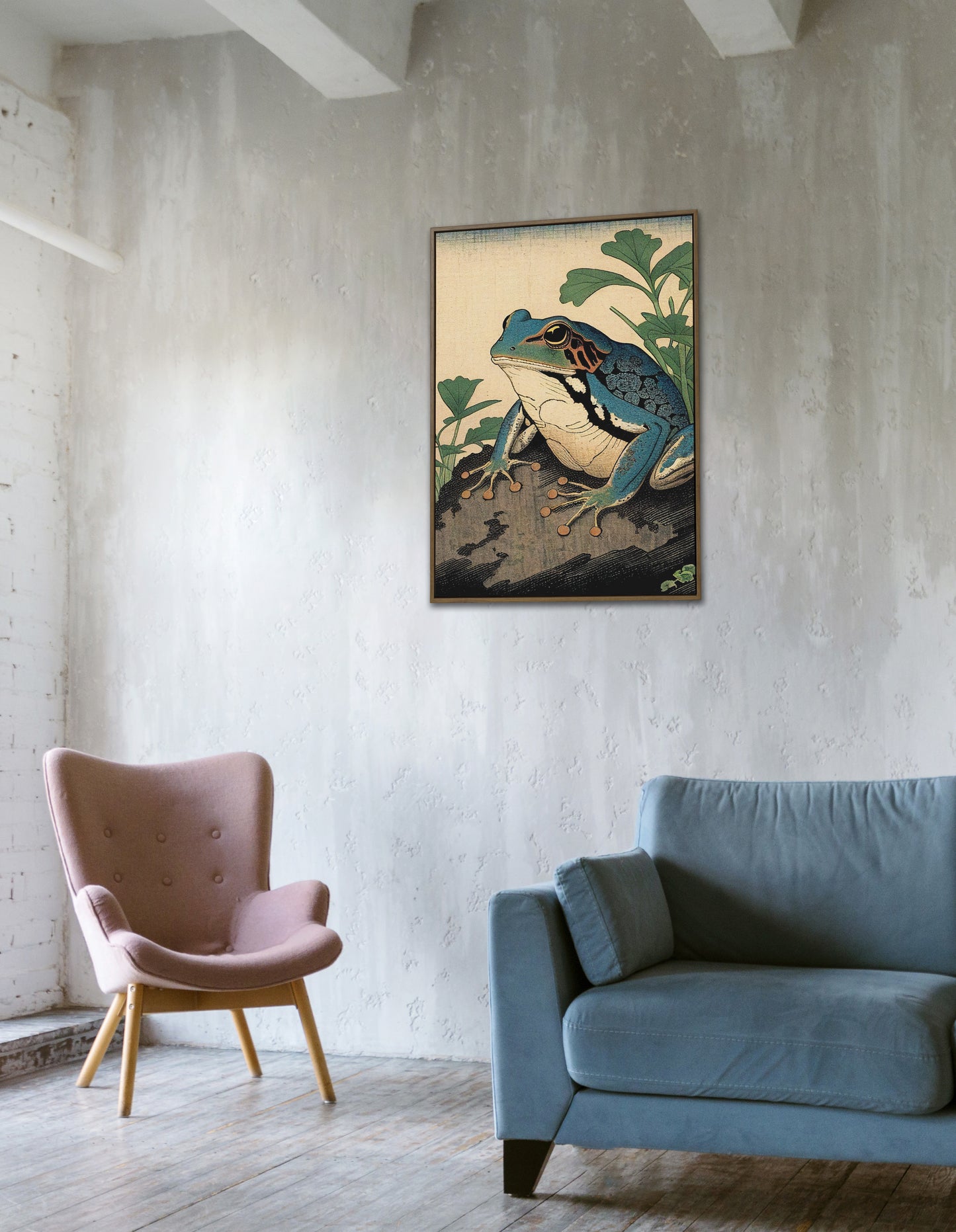Poster grenouille art japonais accroché sur un mur en béton, fauteuil rose et canapé bleu