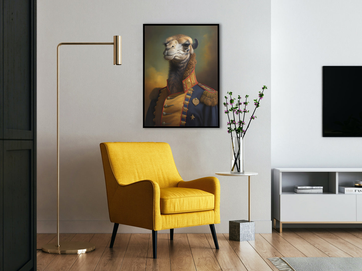 Poster chameau en uniforme militaire, cadre noir, au-dessus d'un fauteuil jaune près d'un lampadaire doré