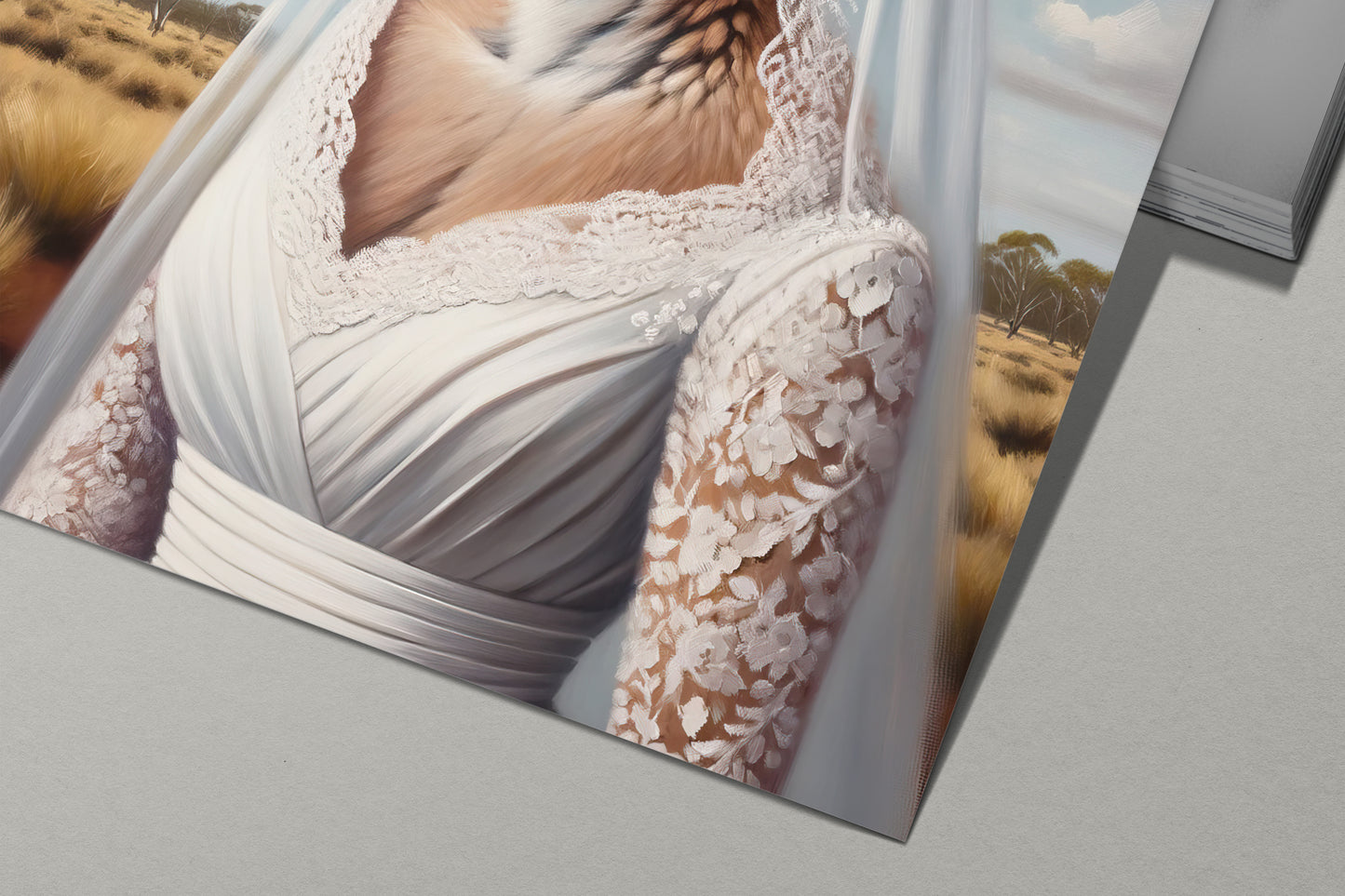 Détail de l'affiche kangourou en robe de mariée : corsage drapé et manches en dentelle, savane dorée en fond