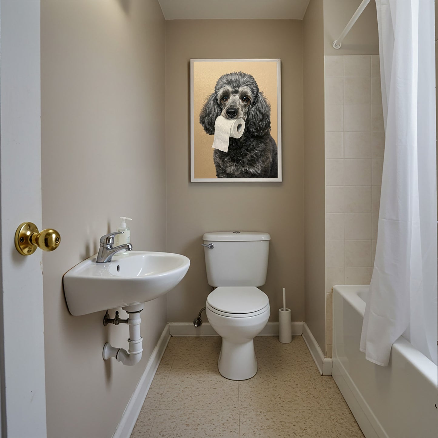 Poster caniche argenté au papier toilette au-dessus des WC, salle de bain beige avec baignoire