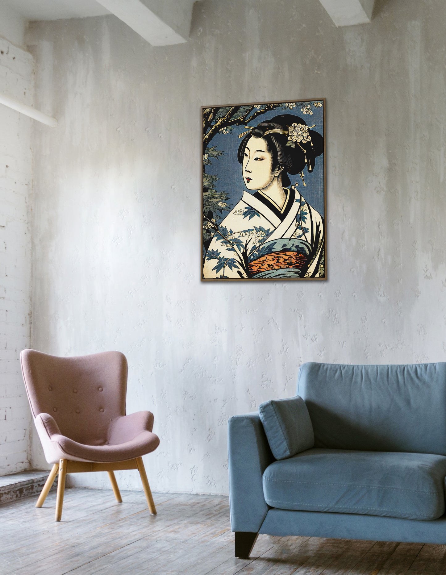 Poster geisha, cadre bois foncé, sur un mur blanc brut au-dessus d'un canapé bleu