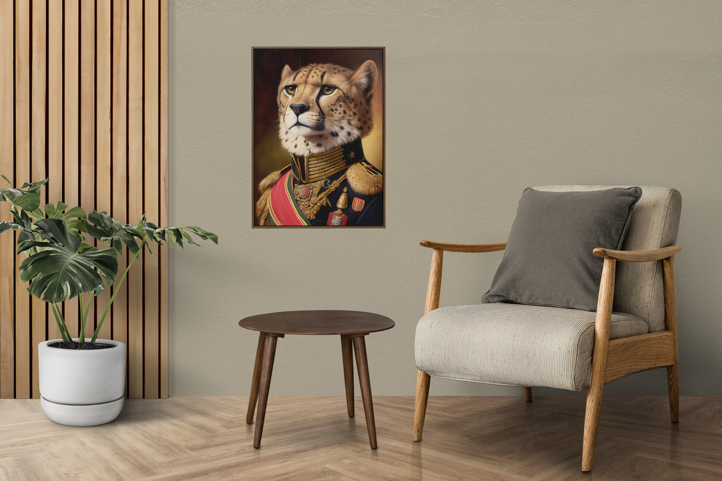 Poster guépard en uniforme au mur d'un salon beige, fauteuil en bois et table basse ronde