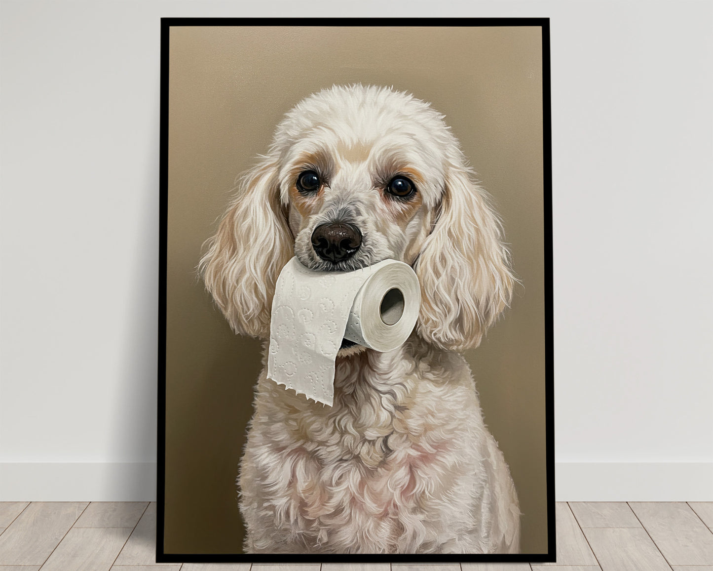Caniche blanc crème tenant un rouleau de papier toilette dans la gueule, fond taupe, poster humour WC en cadre noir
