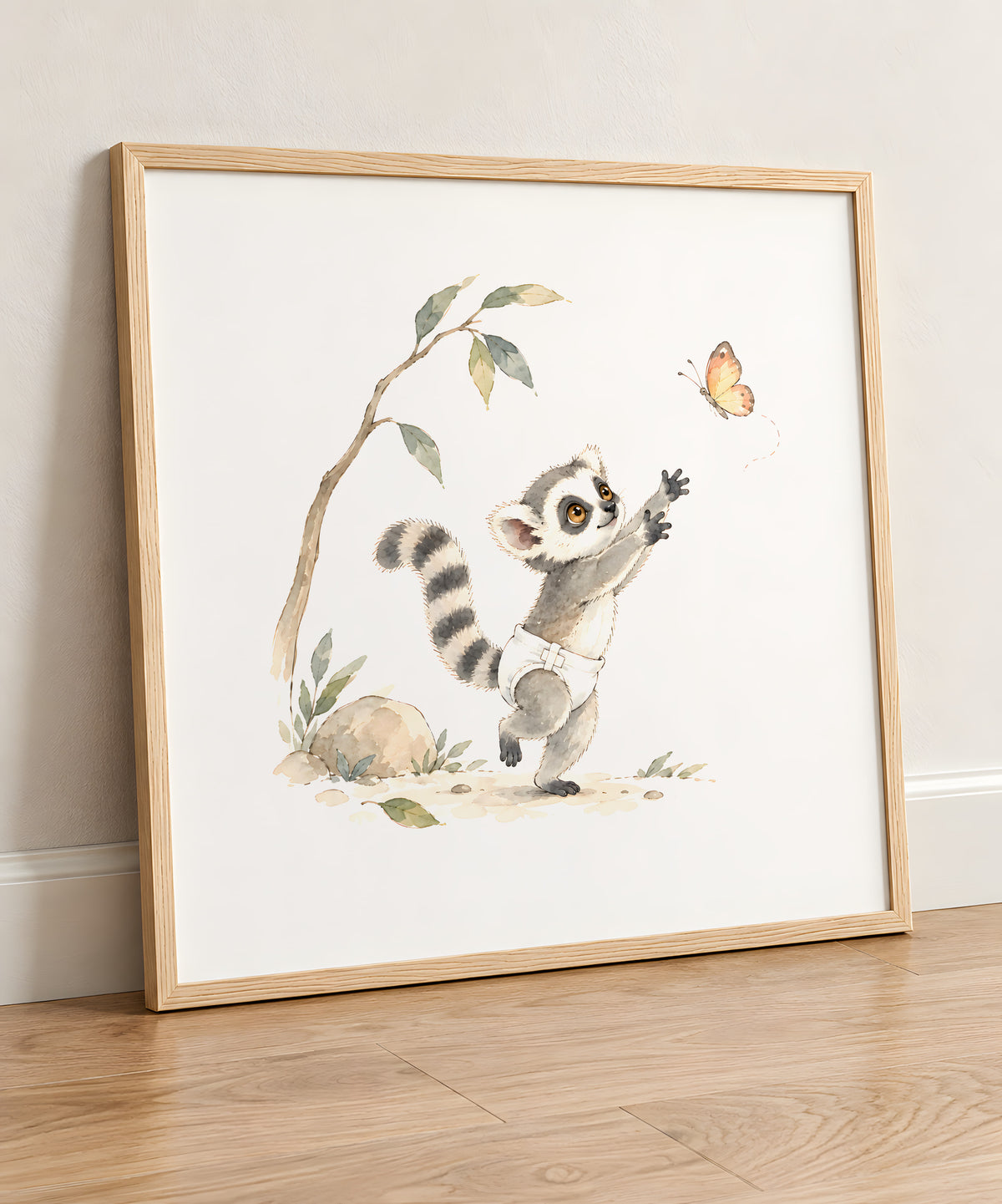 Bébé lémurien en couche blanche cherche à attraper un papillon : cadre bois clair, 50 × 50 cm, en situation