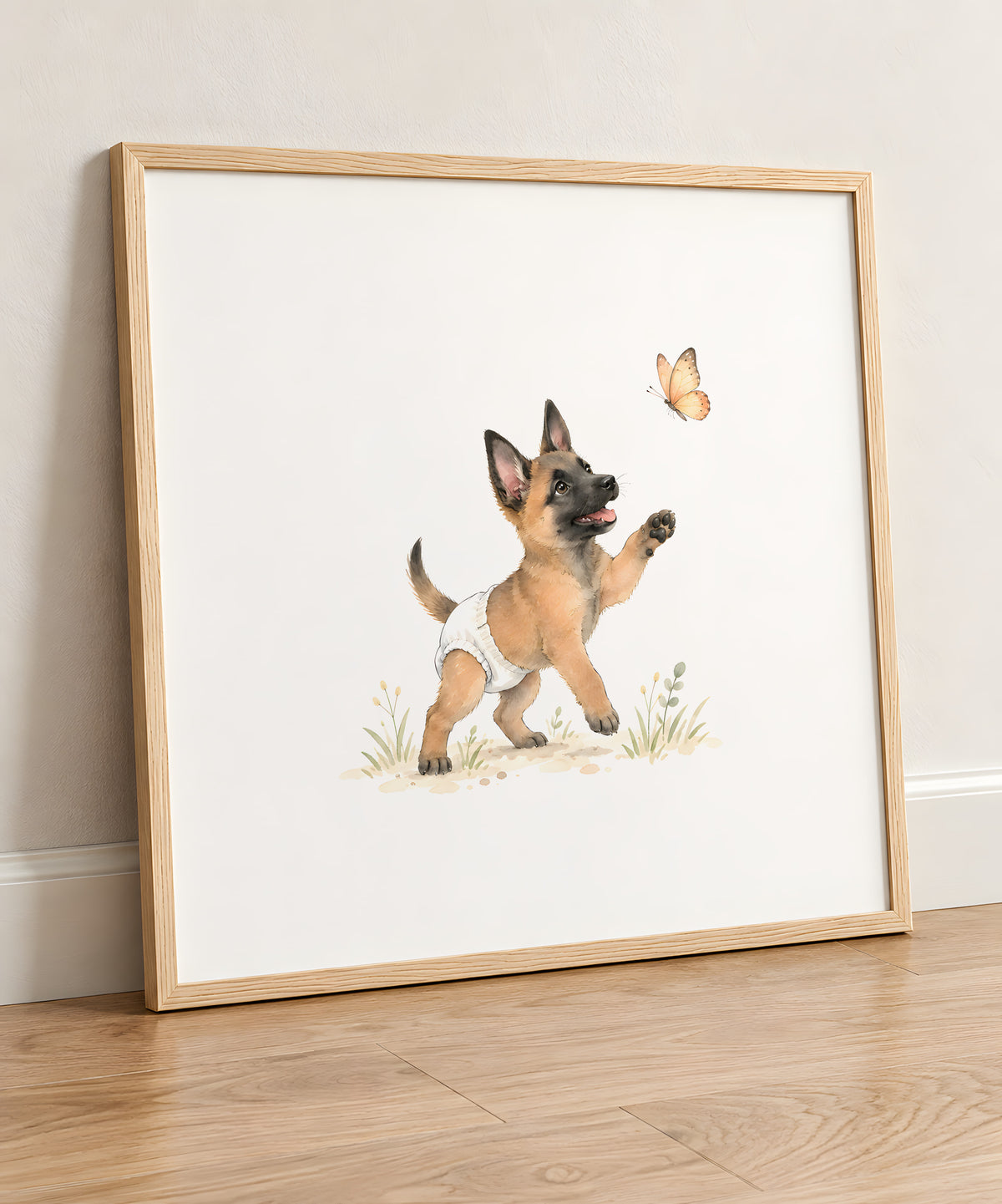 Chiot malinois en couche blanche bondit pour attraper un papillon : cadre bois clair, 50 × 50 cm, en situation