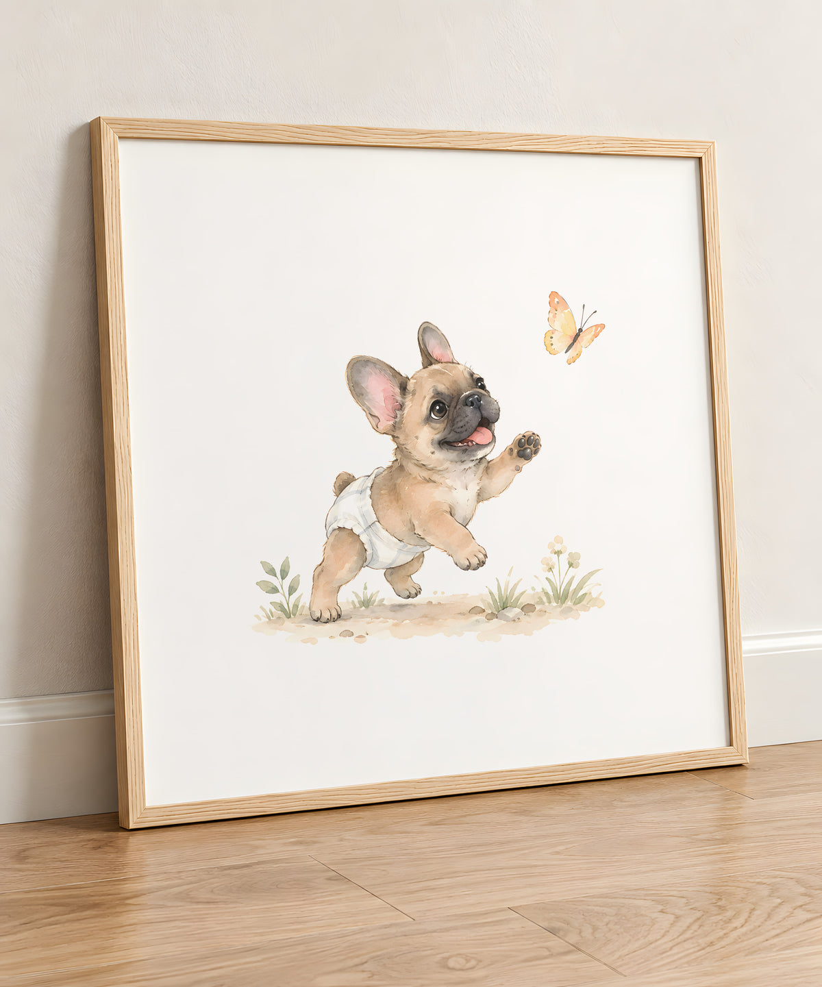 Bébé bouledogue français en couche blanche veut attraper un papillon : cadre bois clair, 50 × 50 cm, en situation