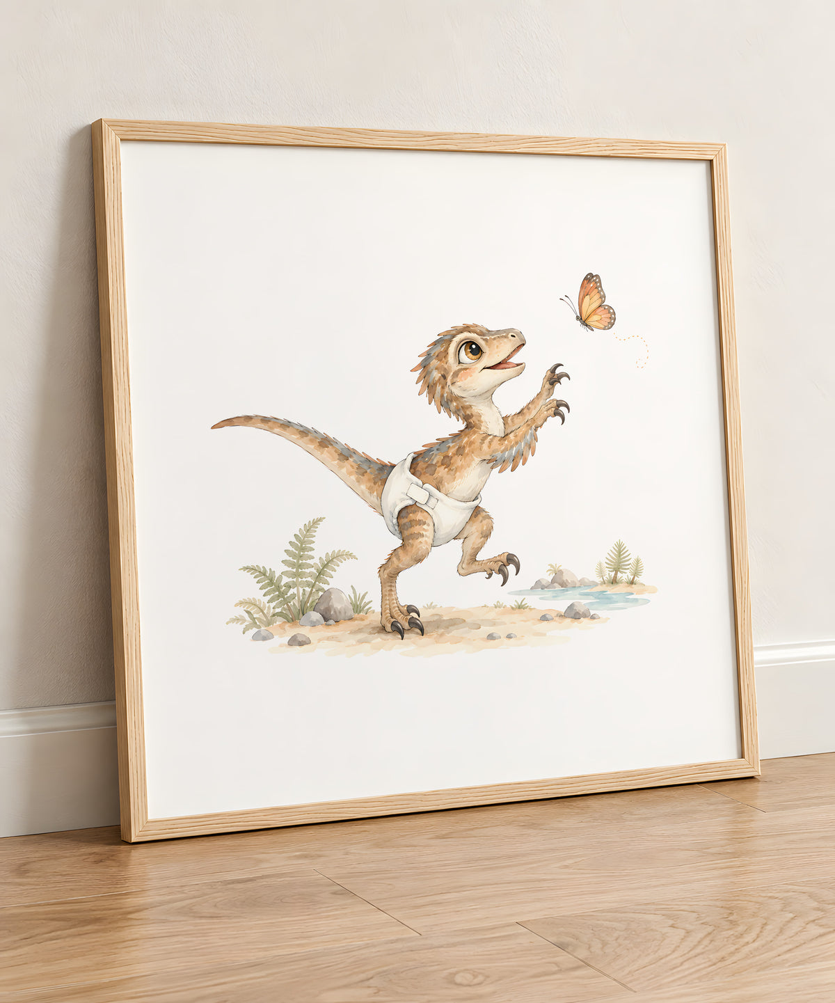 Bébé vélociraptor en couche blanche essaie d’attraper un papillon : cadre bois clair, 50 × 50 cm, en situation