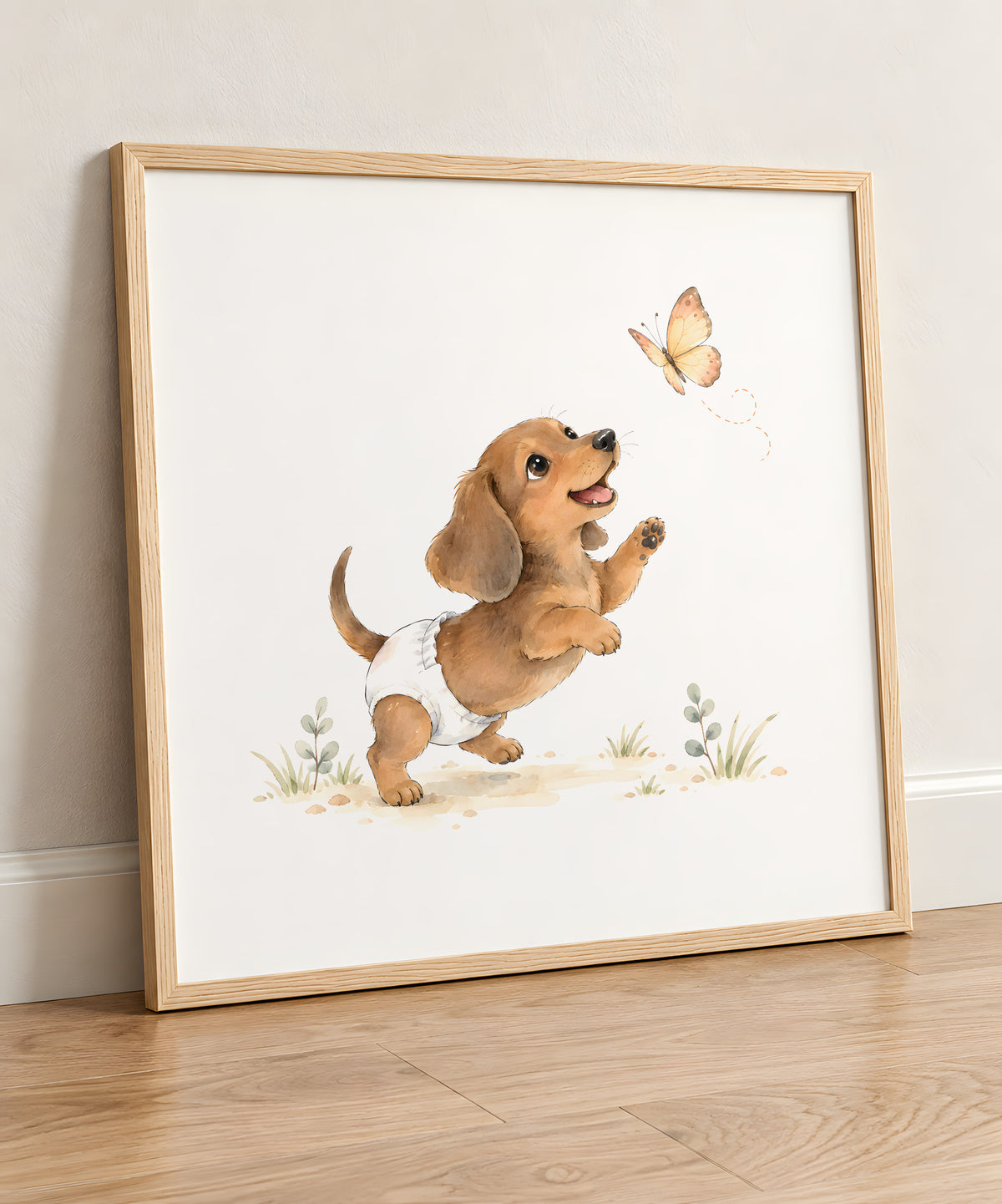 Petit teckel en couche blanche à la poursuite d’un papillon : cadre bois clair, 50 × 50 cm, en situation