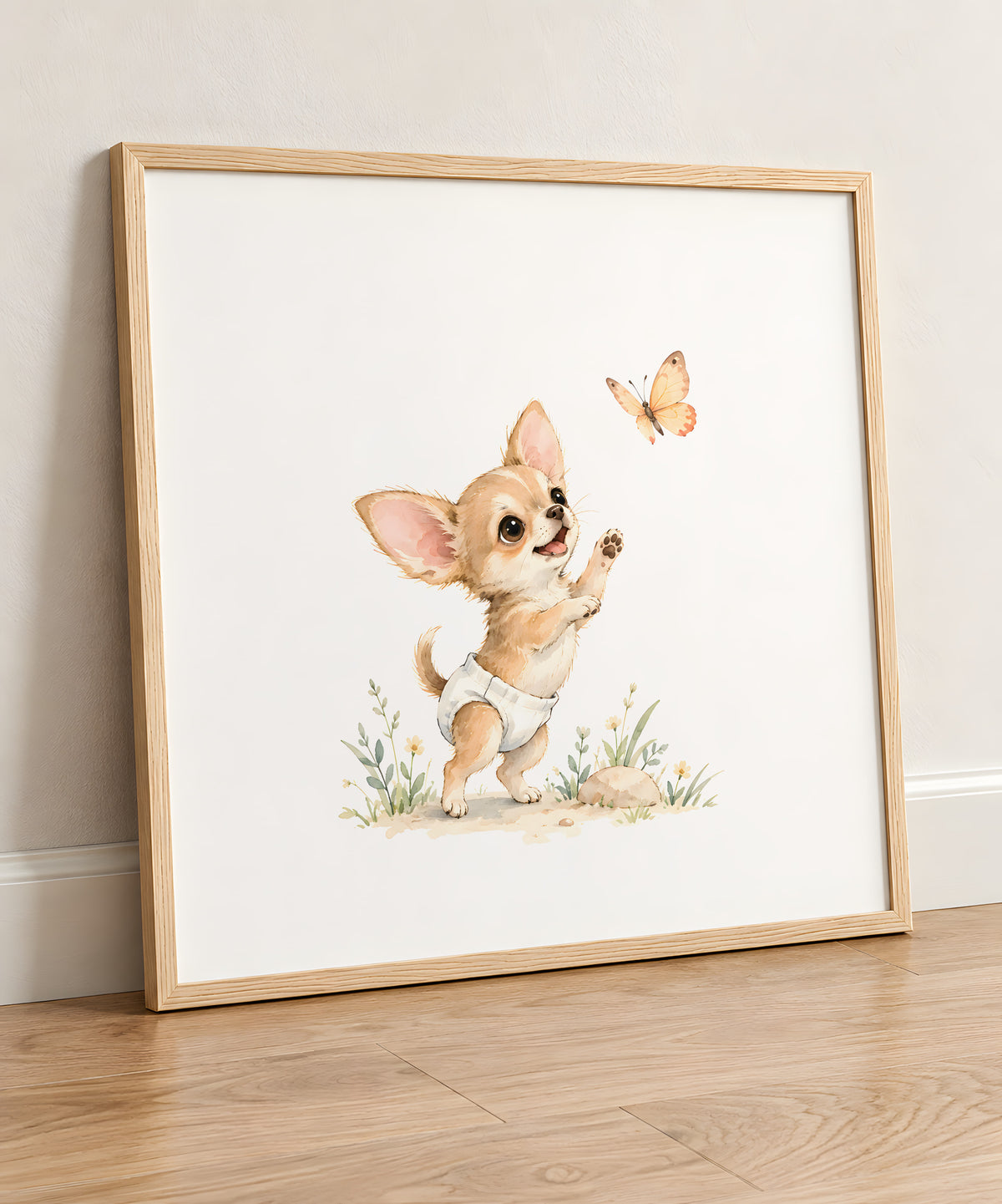Petit chihuahua en couche blanche essaie de saisir un papillon : cadre bois clair, 50 × 50 cm, en situation