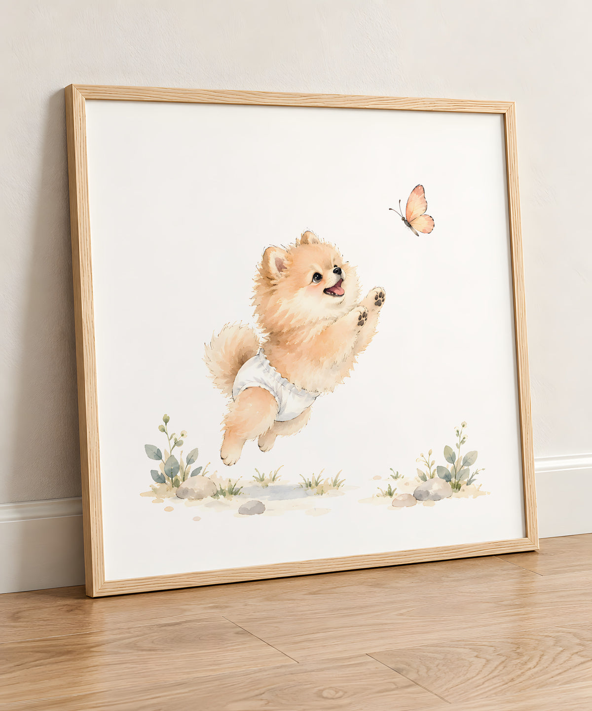 Bébé spitz nain en couche blanche essaie d’attraper un papillon : cadre bois clair, 50 × 50 cm, en situation