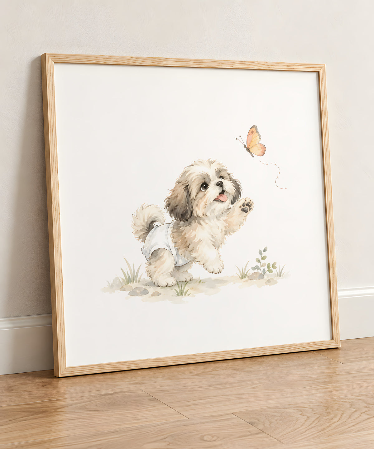Bébé shih tzu en couche blanche poursuit un papillon au jardin : cadre bois clair, 50 × 50 cm, en situation