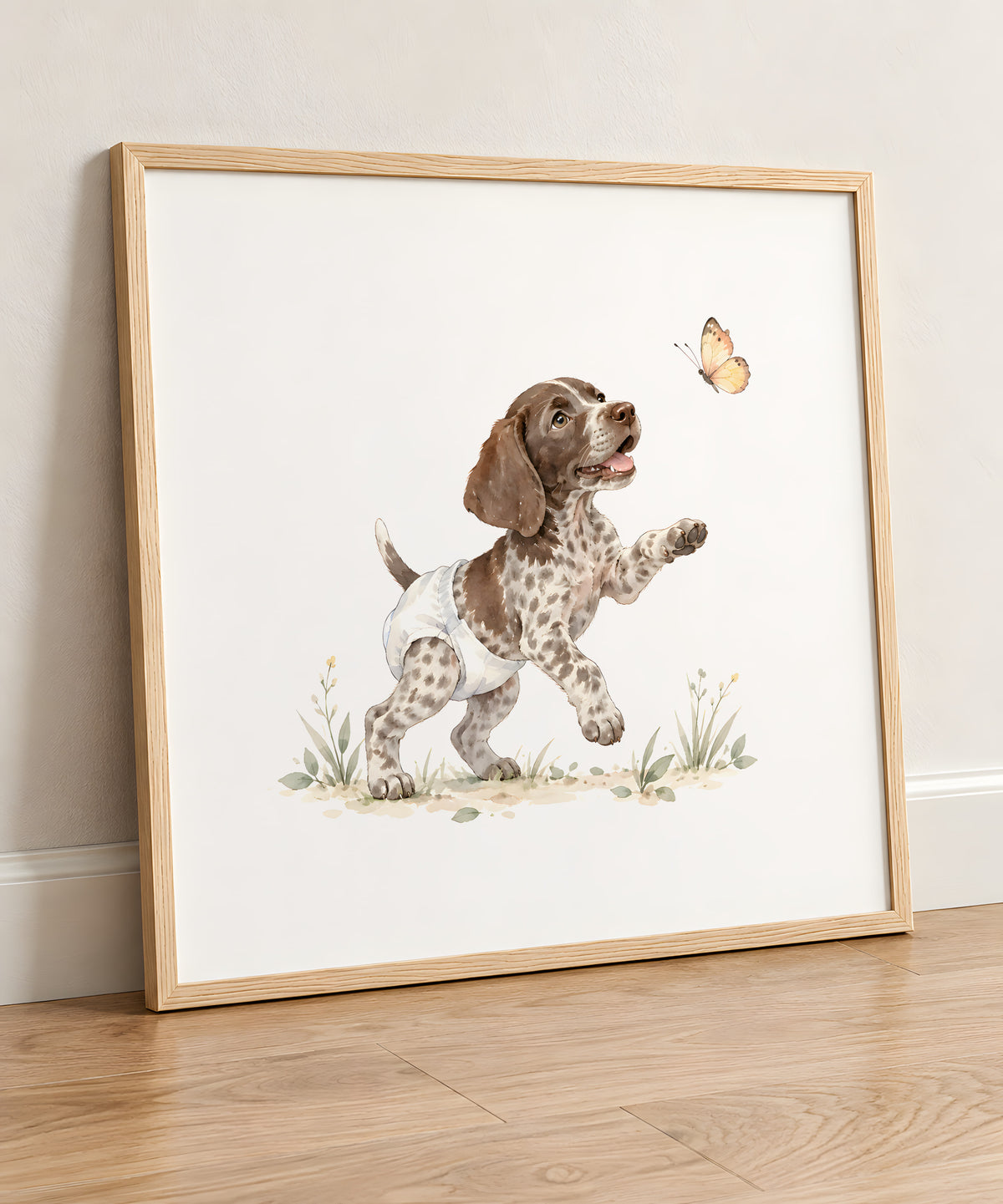 Chiot braque allemand en couche blanche à la chasse au papillon : cadre bois clair, 50 × 50 cm, en situation
