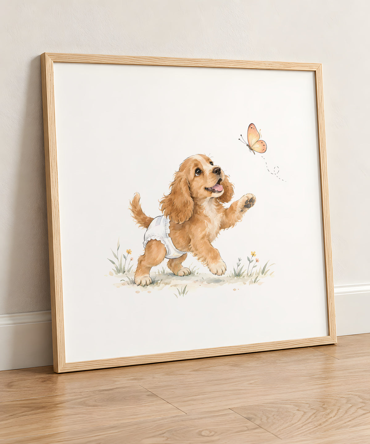 Bébé cocker anglais en couche blanche cherche à attraper un papillon : cadre bois clair, 50 × 50 cm, en situation
