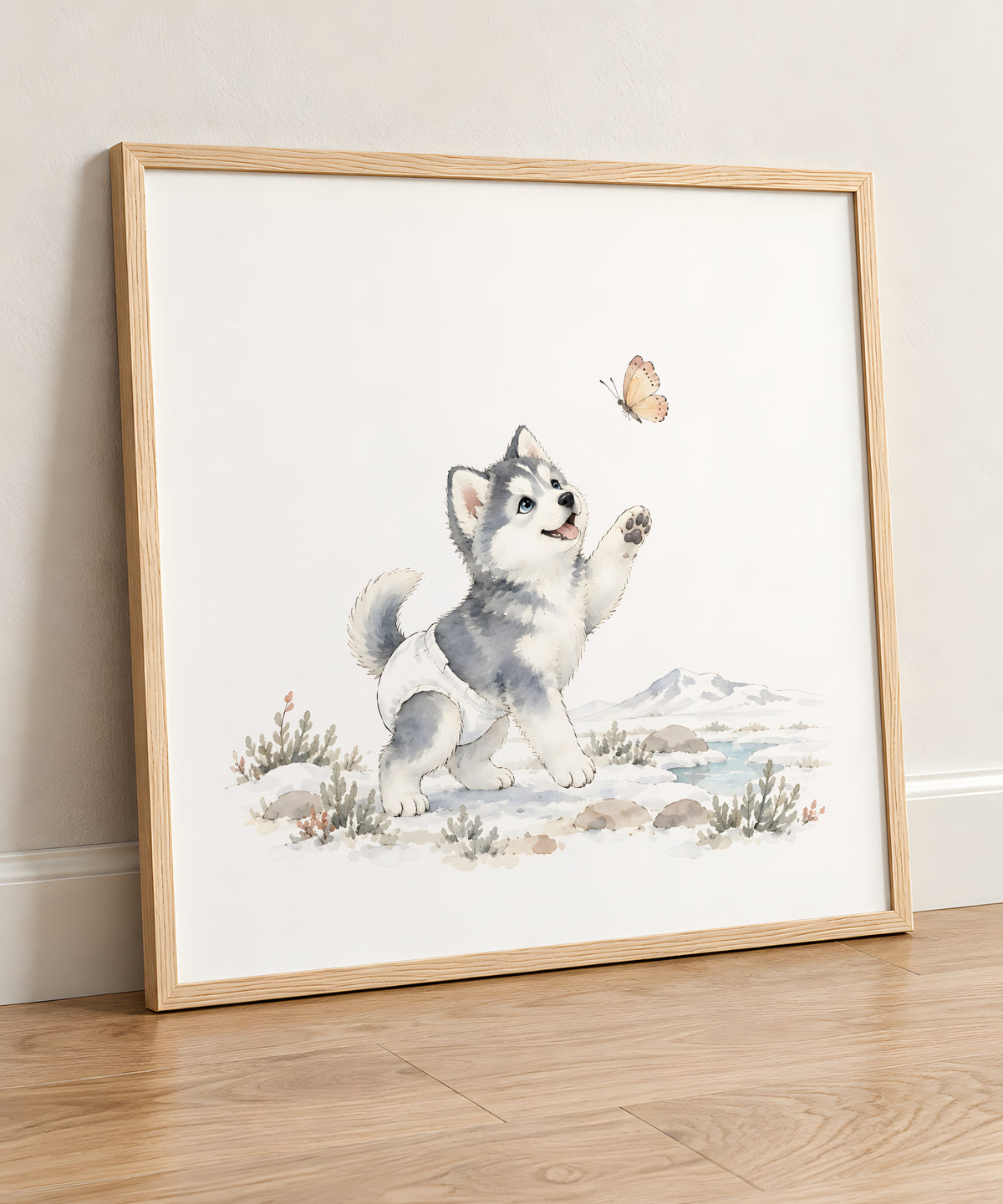 Petit husky de Sibérie en couche blanche à la poursuite d’un papillon : cadre bois clair, 50 × 50 cm, en situation