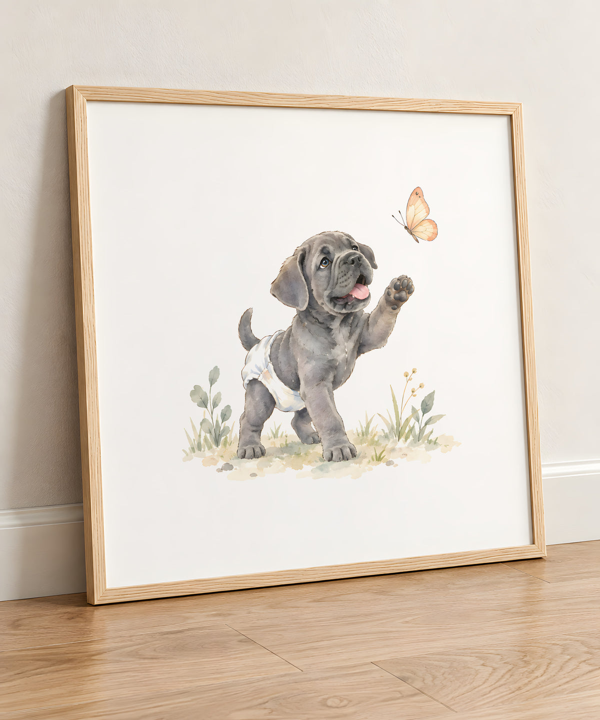Bébé cane corso en couche blanche essaie d’attraper un papillon : cadre bois clair, 50 × 50 cm, en situation
