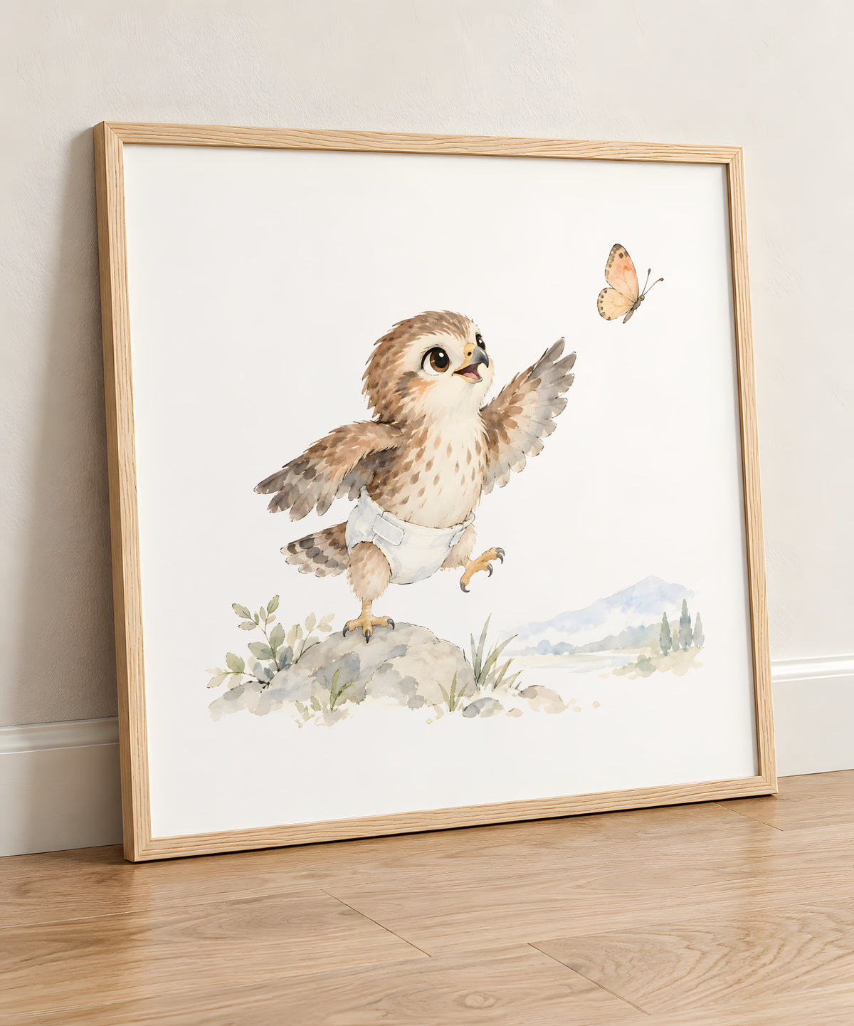 Bébé faucon en couche blanche essaie d’attraper un papillon : cadre bois clair, 50 × 50 cm, en situation