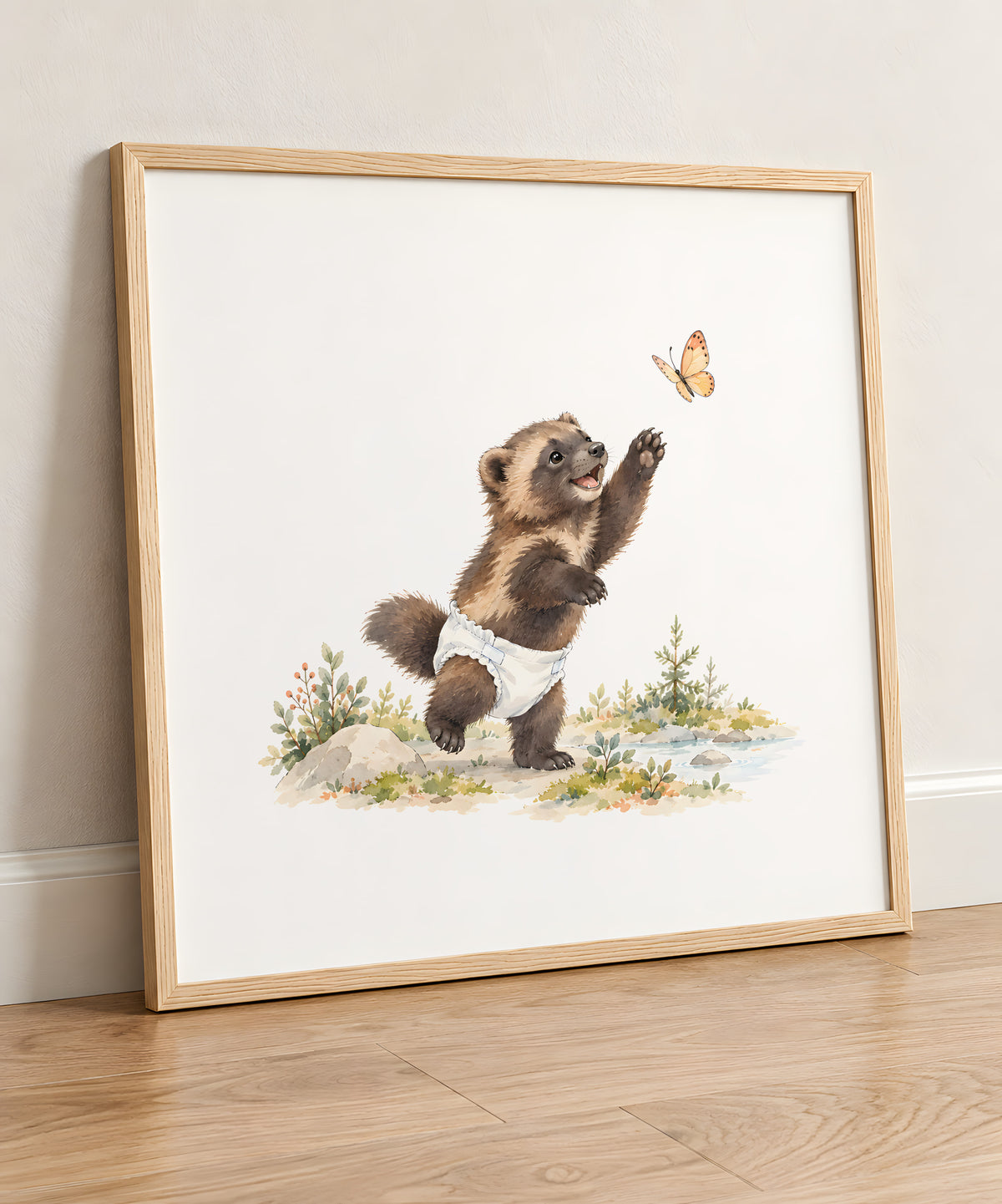 Aquarelle d'un bébé glouton en couche attrapant un papillon orange, affiche en cadre bois clair posée au sol