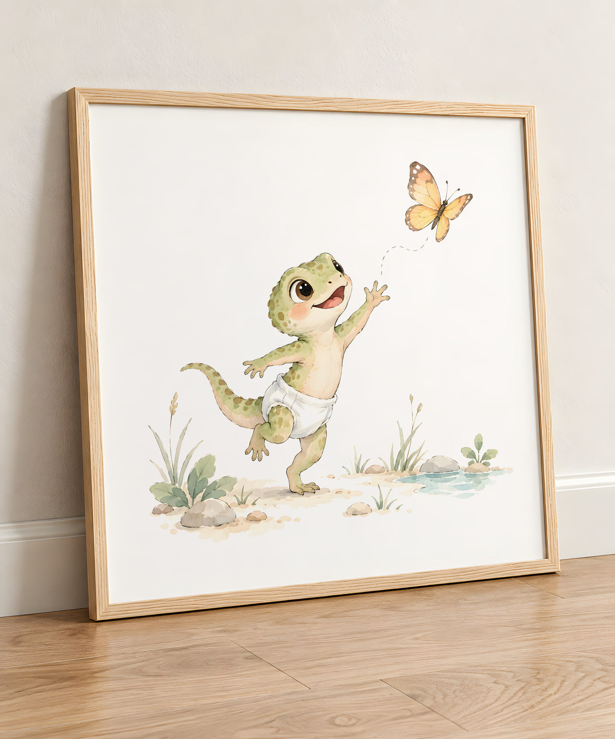 Bébé lézard en couche blanche essaie d’attraper un papillon : cadre bois clair, 50 × 50 cm, en situation