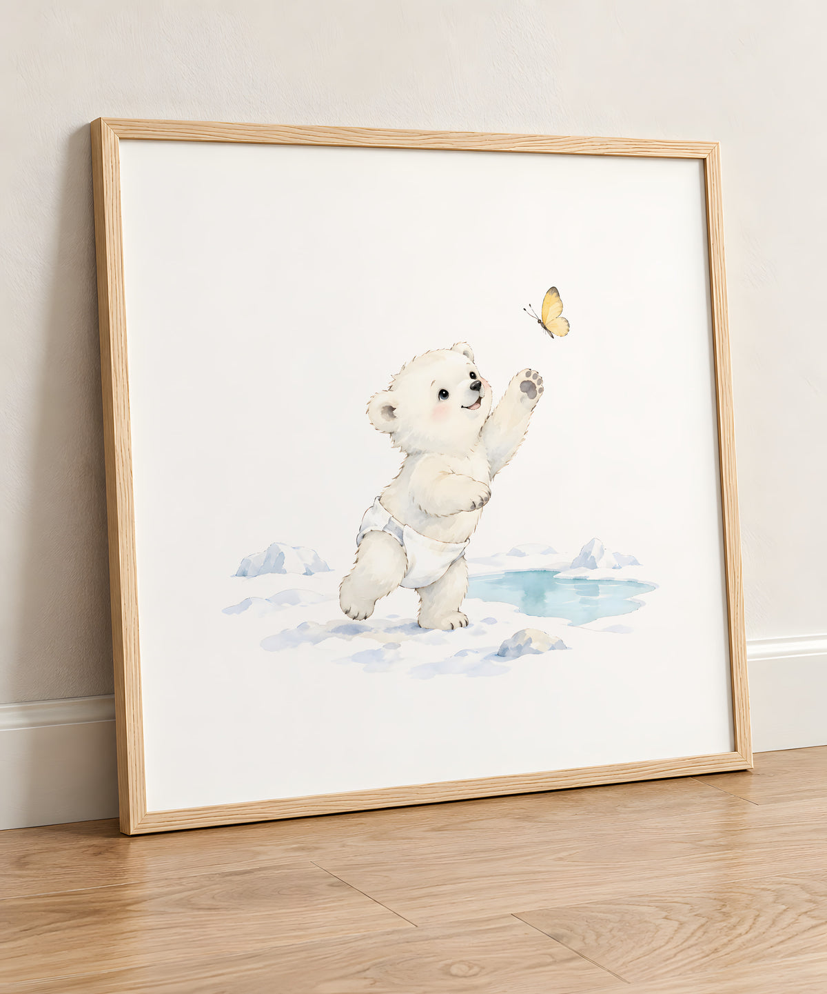 Bébé ours polaire en couche blanche à la chasse au papillon : cadre bois clair, 50 × 50 cm, en situation